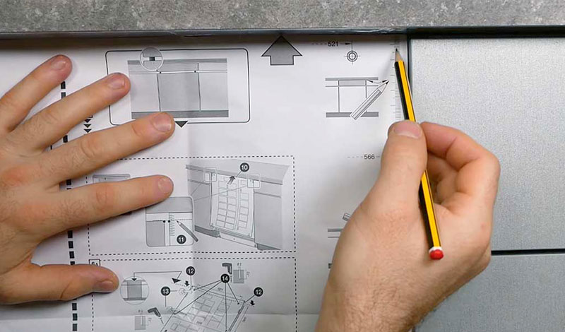 Installatiehandleiding en handen tonen stappen voor zelf vaatwasser installeren