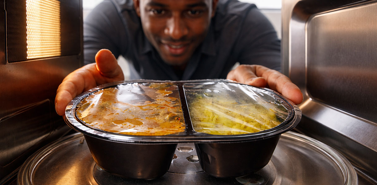 Man warmt kant en klaarmaaltijd op in magnetron op 700 tot 900 watt de standaardstand voor snelle bereiding