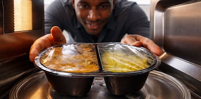 Man warmt kant en klaarmaaltijd op in magnetron op 700 tot 900 watt de standaardstand voor snelle bereiding