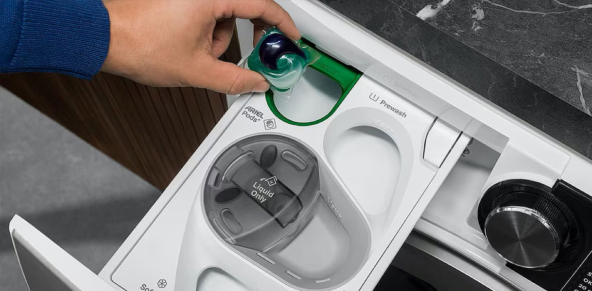 Pod plaatsen in de UniversalDose-lade van de AEG 7000-serie met ProSteam-stoomfunctie