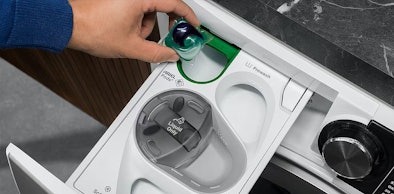 Pod plaatsen in de UniversalDose-lade van de AEG 7000-serie met ProSteam-stoomfunctie