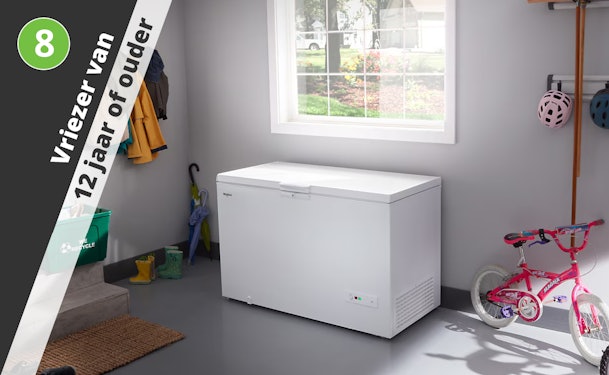 Oude vrieskist in een garage die minder efficiënt koelt door leeftijd