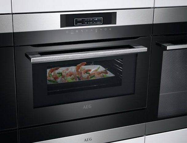 De AEG KMK721000M magnetron met grill