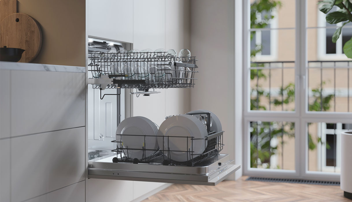 ATAG XXL vaatwasser met volledig uitgeschoven korven en extra hoge laadruimte voor grote borden, ovenschalen en glazen.
