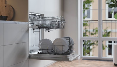 ATAG XXL vaatwasser met volledig uitgeschoven korven en extra hoge laadruimte voor grote borden, ovenschalen en glazen.