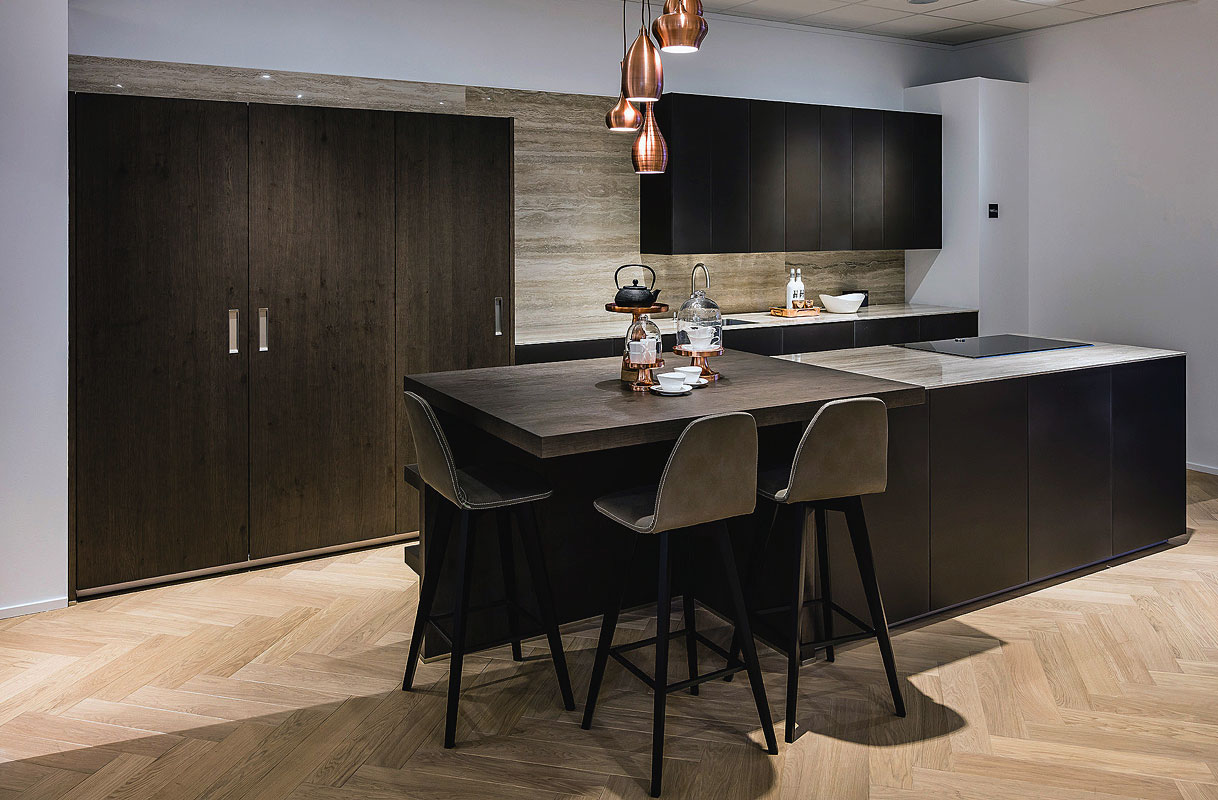 Donker design en natuurlijk hout in balans gebracht