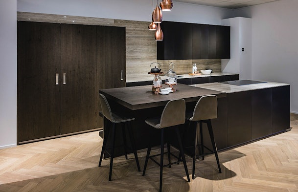 Donker design en natuurlijk hout in balans gebracht