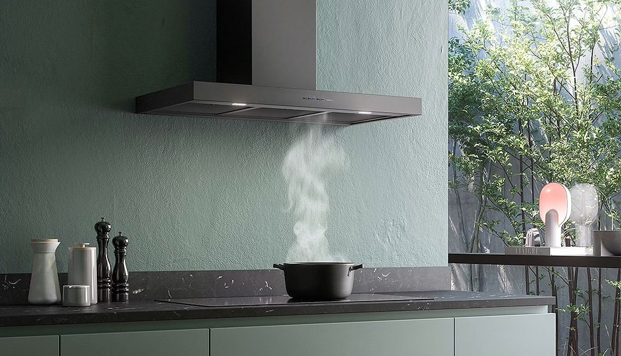 Afzuigkap van 60 cm boven een 60 cm inductiekookplaat met opstijgende kookdamp in een moderne keuken.