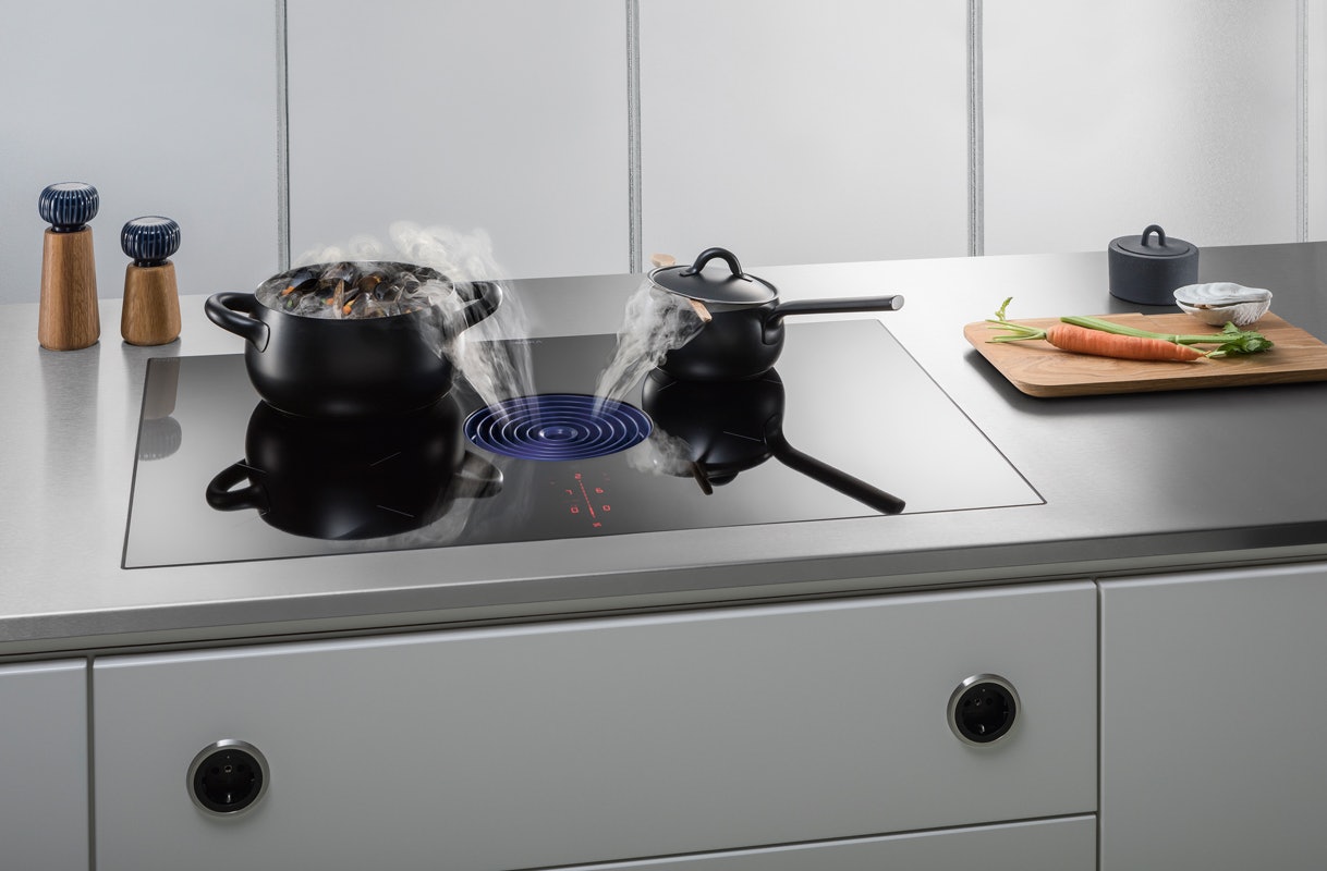 De BORA Pure inductiekookplaat met een blauw afzuigrooster.