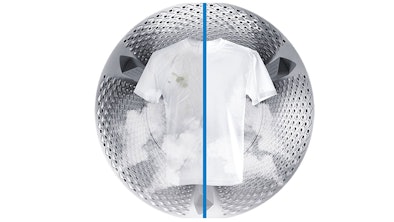 Illustratie van Beko SteamCure waarbij stoom vlekken en kreukels uit een wit T-shirt verwijdert.