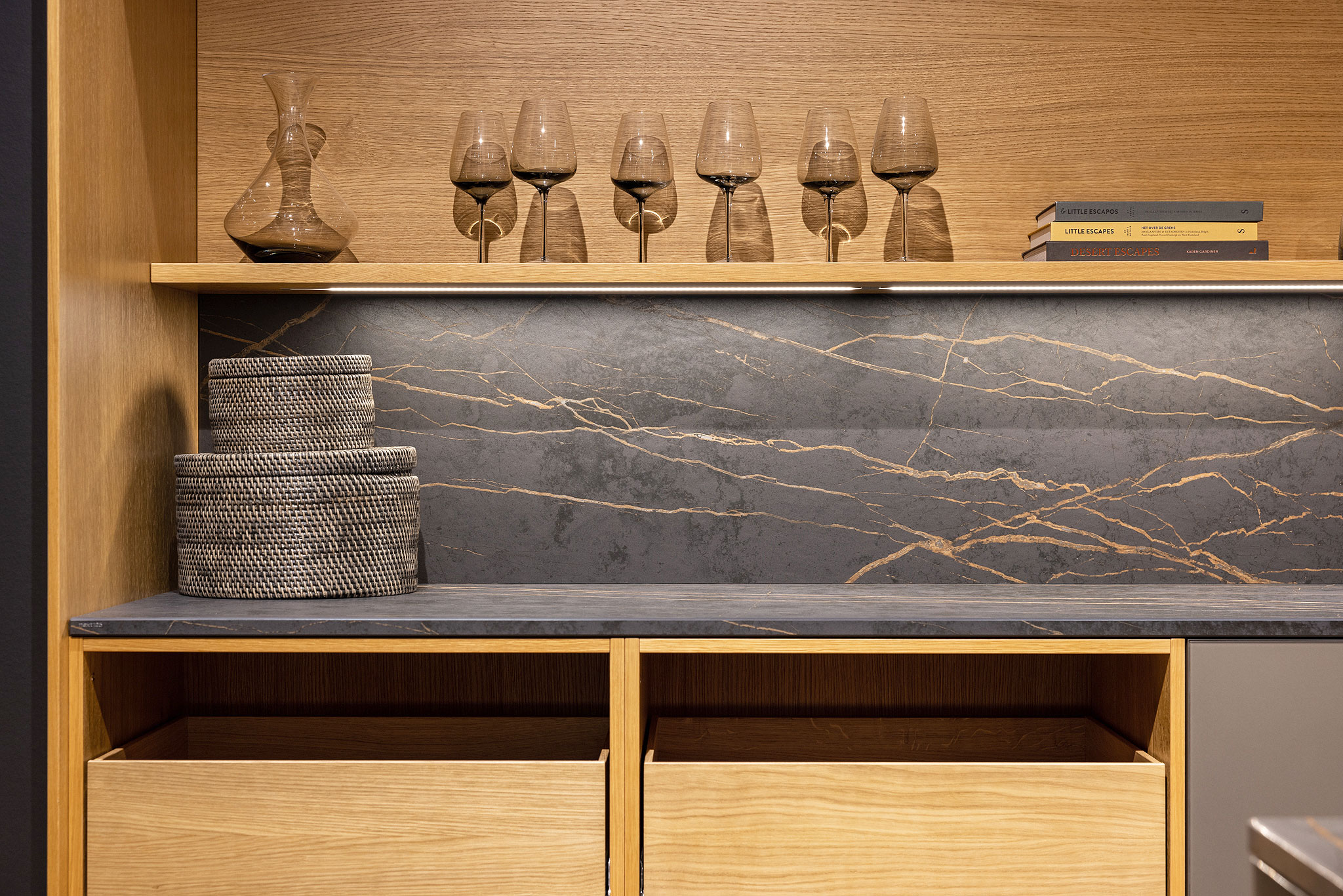 Laurent dekton werkblad en achterwand met prachtige vleugen.