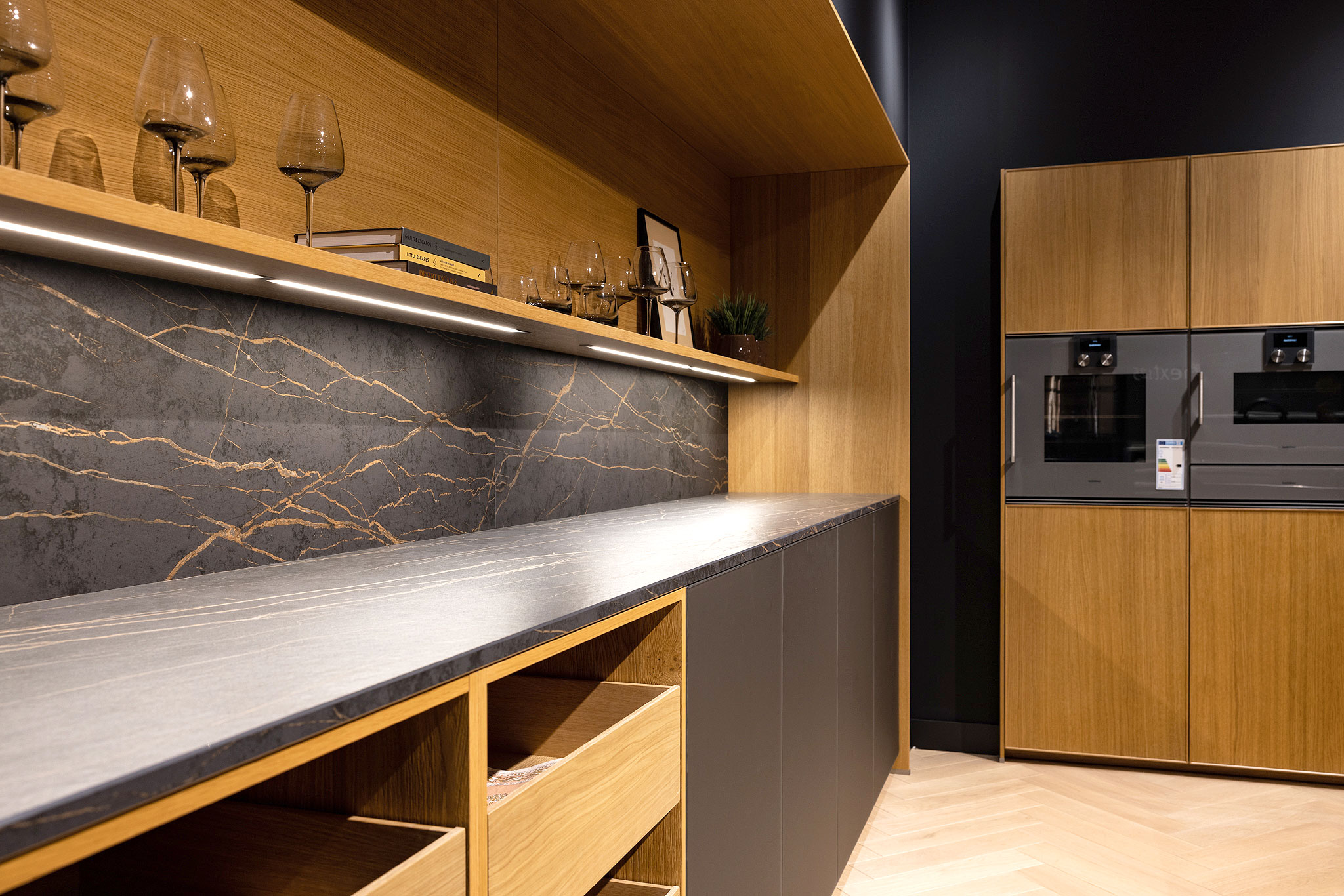 Door de ingebouwde verlichting wordt de werkplek perfect verlicht en krijgt de volledige ruimte een emotionele lichtsfeer.