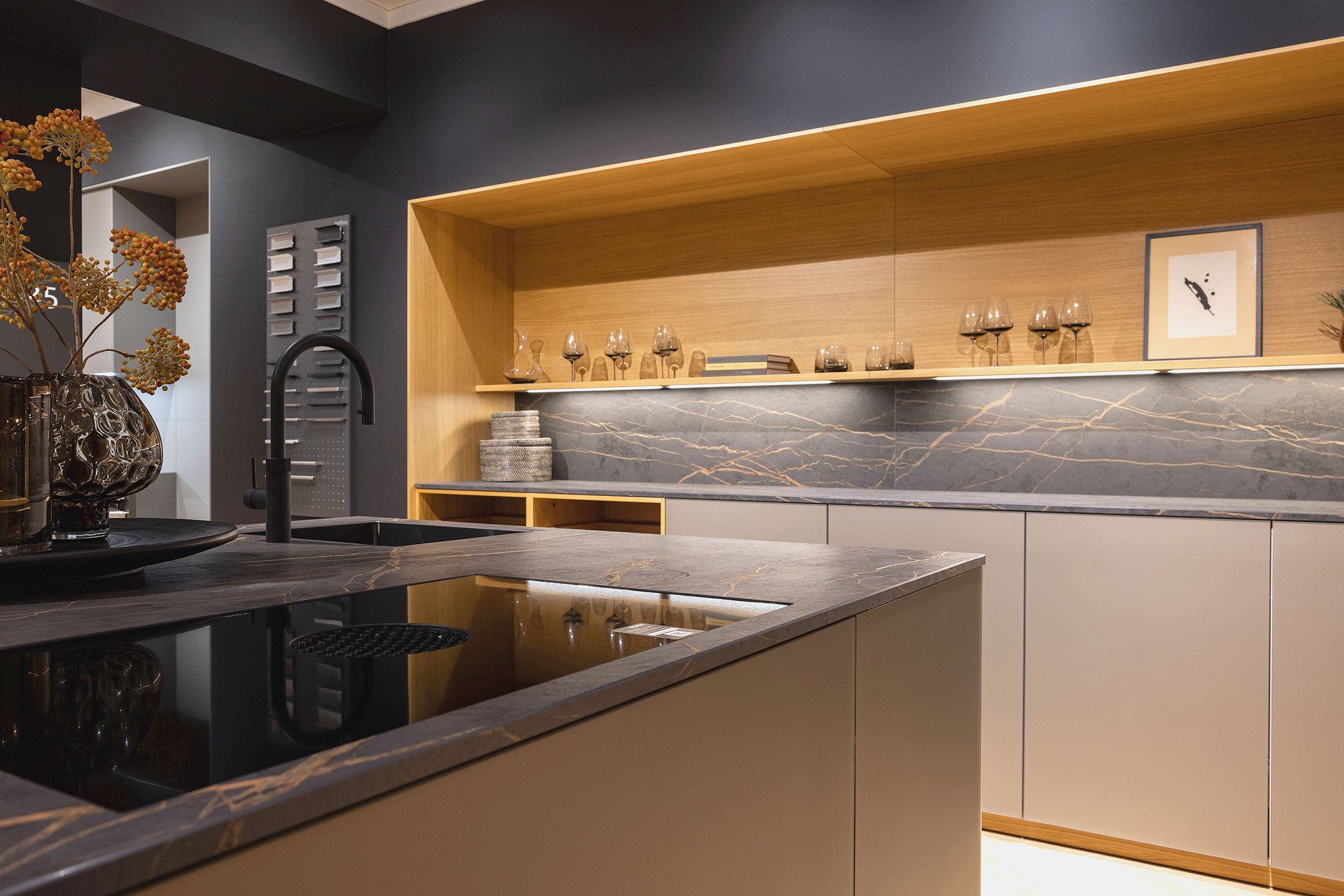 Het kook- spoeleiland biedt veel werk- en opbergruimte.