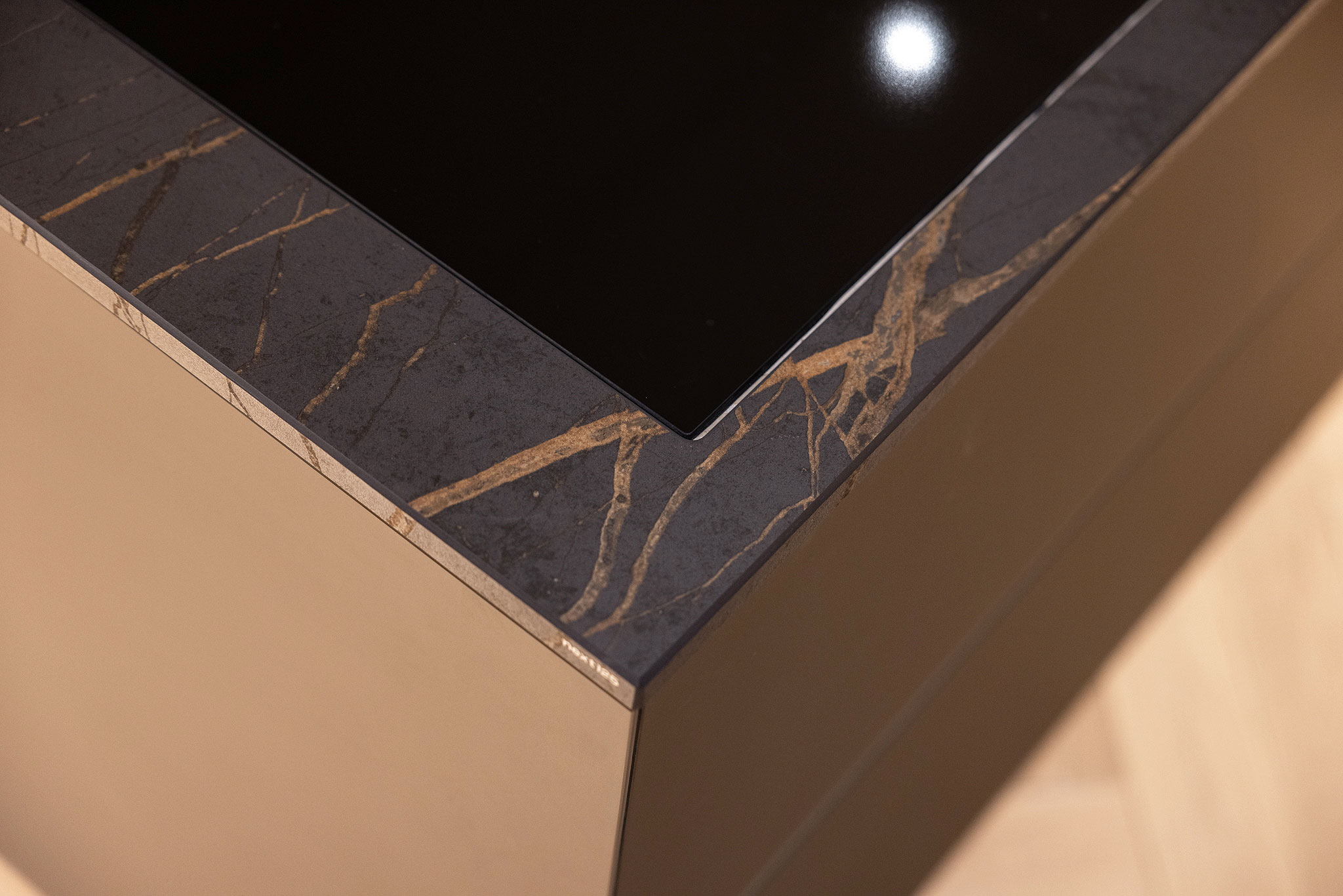 Het Dekton werkblad is sterker dan composiet en biedt een betere slijtvastheid dan graniet.