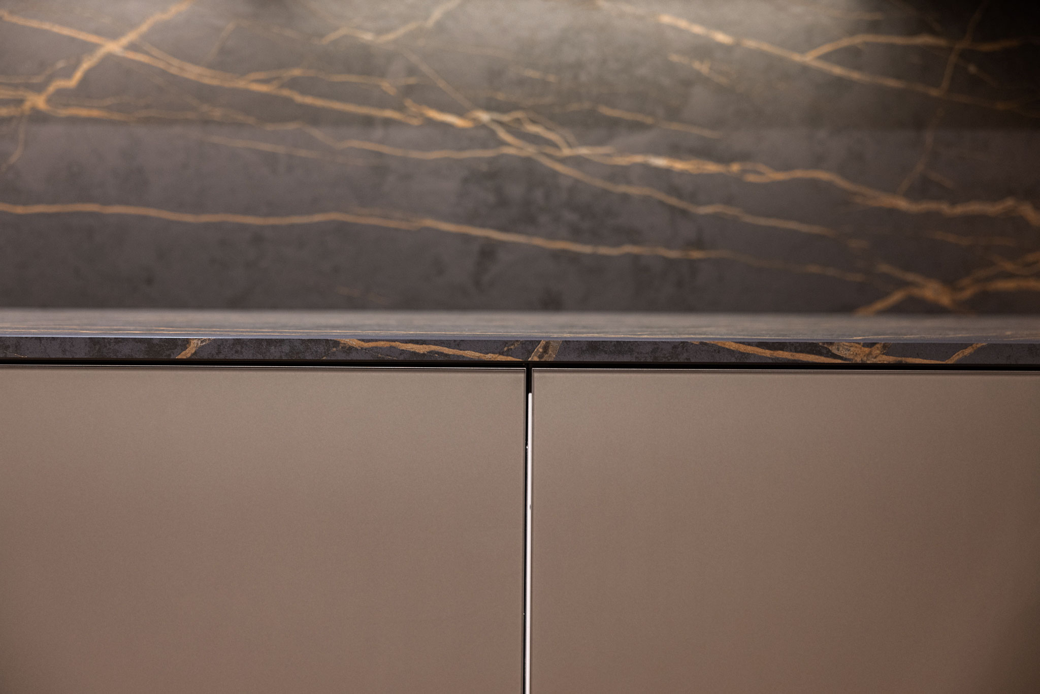 Op het hoogwaardige glazen oppervlak reflecteert en breekt het licht.