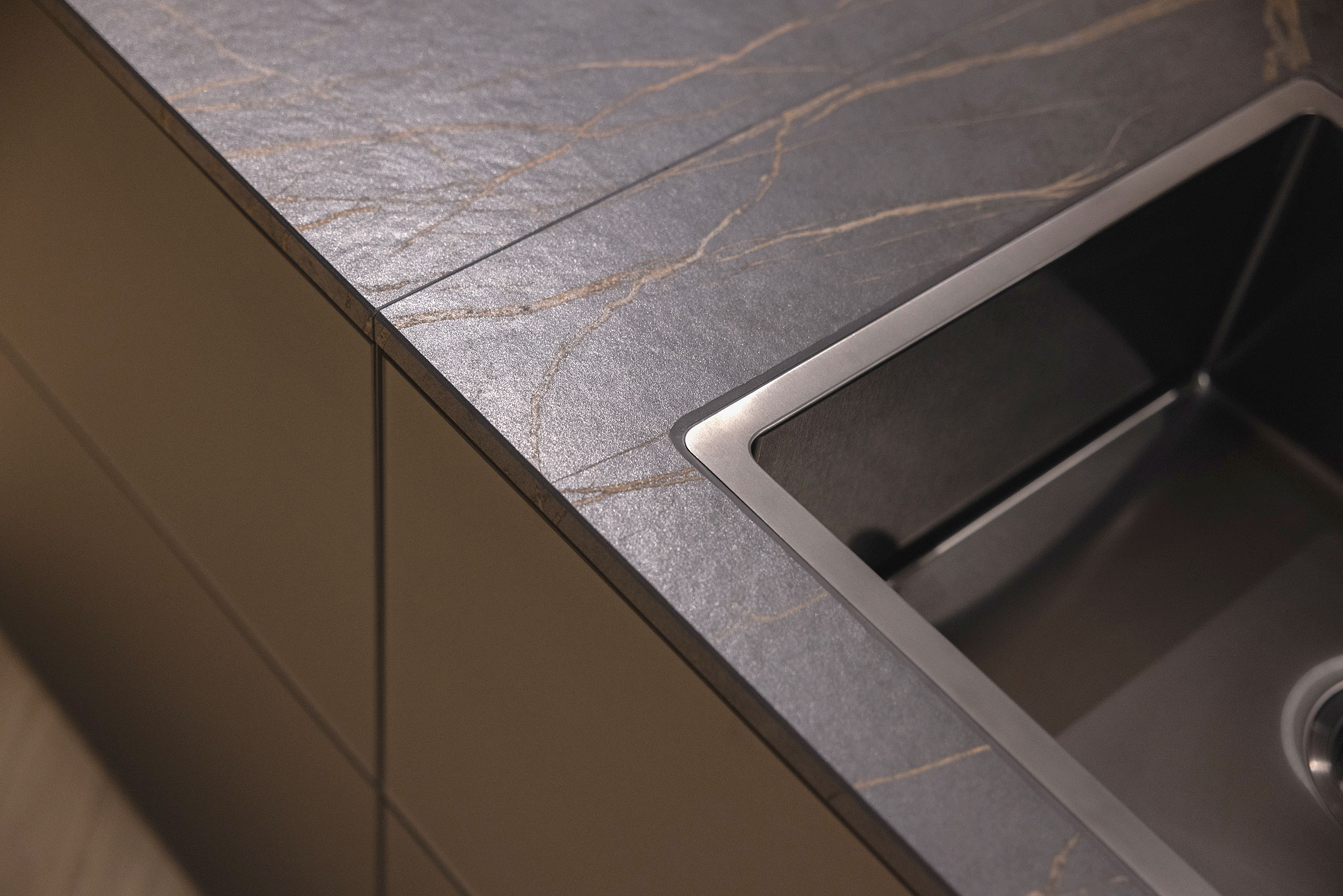 De vlak in het werkblad ingebouwde spoelbak.