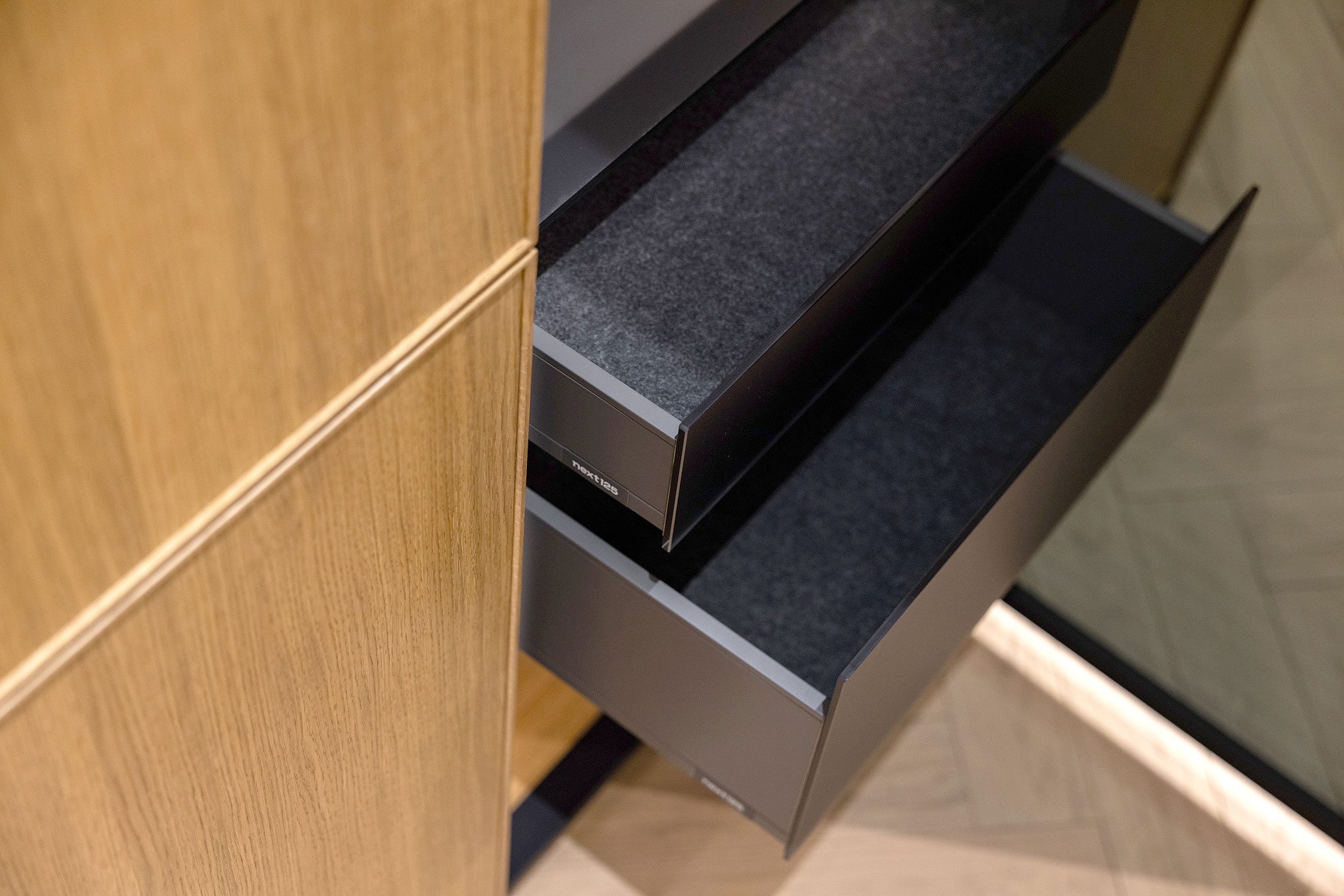 Door middel van gesloten lades is er in deze elegante vitrinekast verborgen opslagruimte gecreëerd.