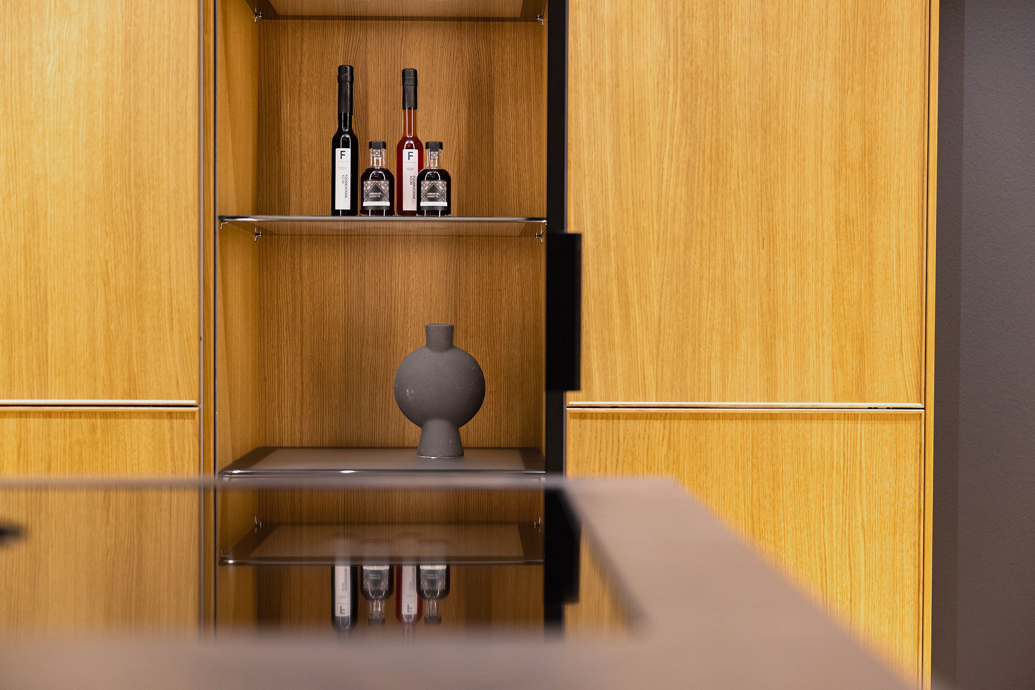 De vitrinekast biedt ruimte aan uw mooiste servies en decoratieve objecten.