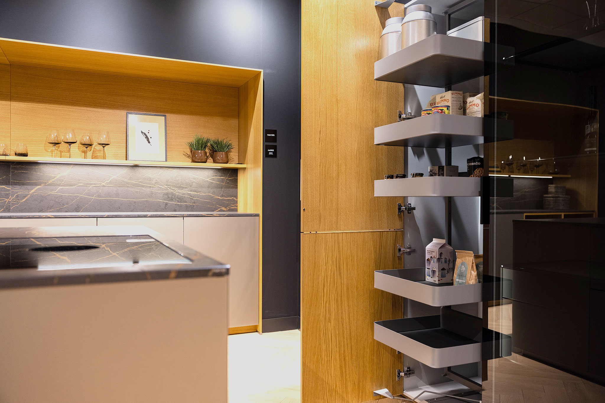 Al uw voorraden zijn in deze hoge kast overzichtelijk opgeruimd.