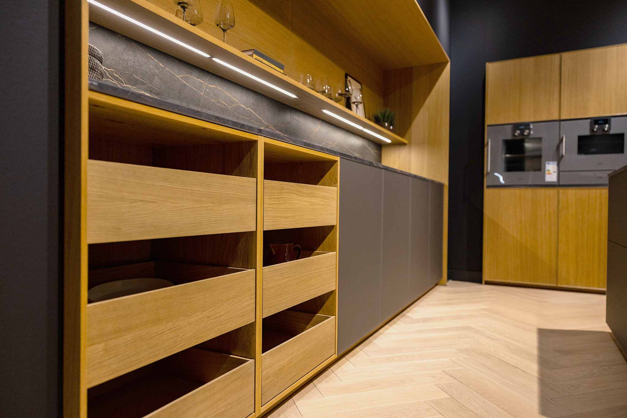 Engelse korven in de tegen de wand geplaatste werkruimte.