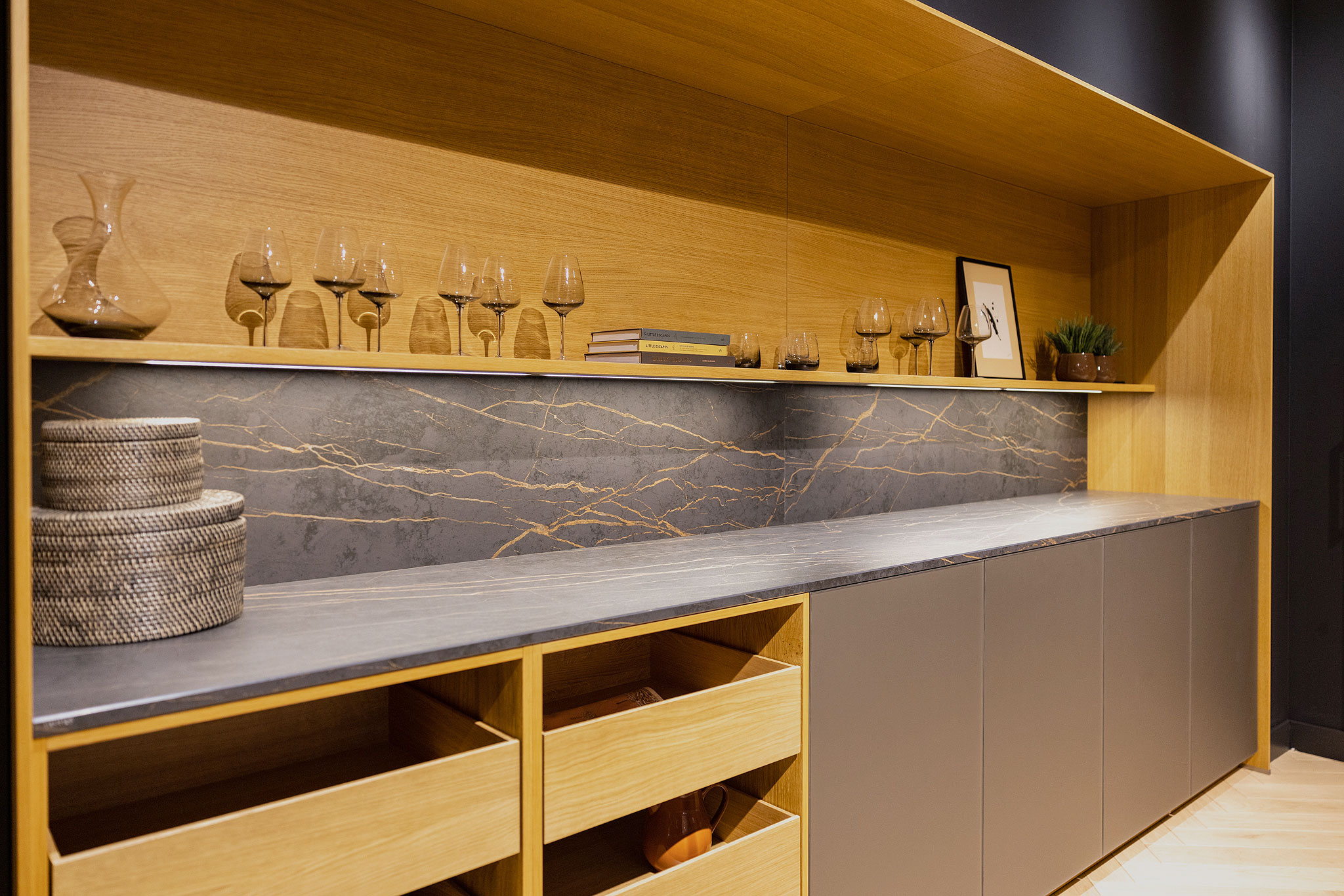 Het verlichte wandrek biedt ruimte aan decoraties.