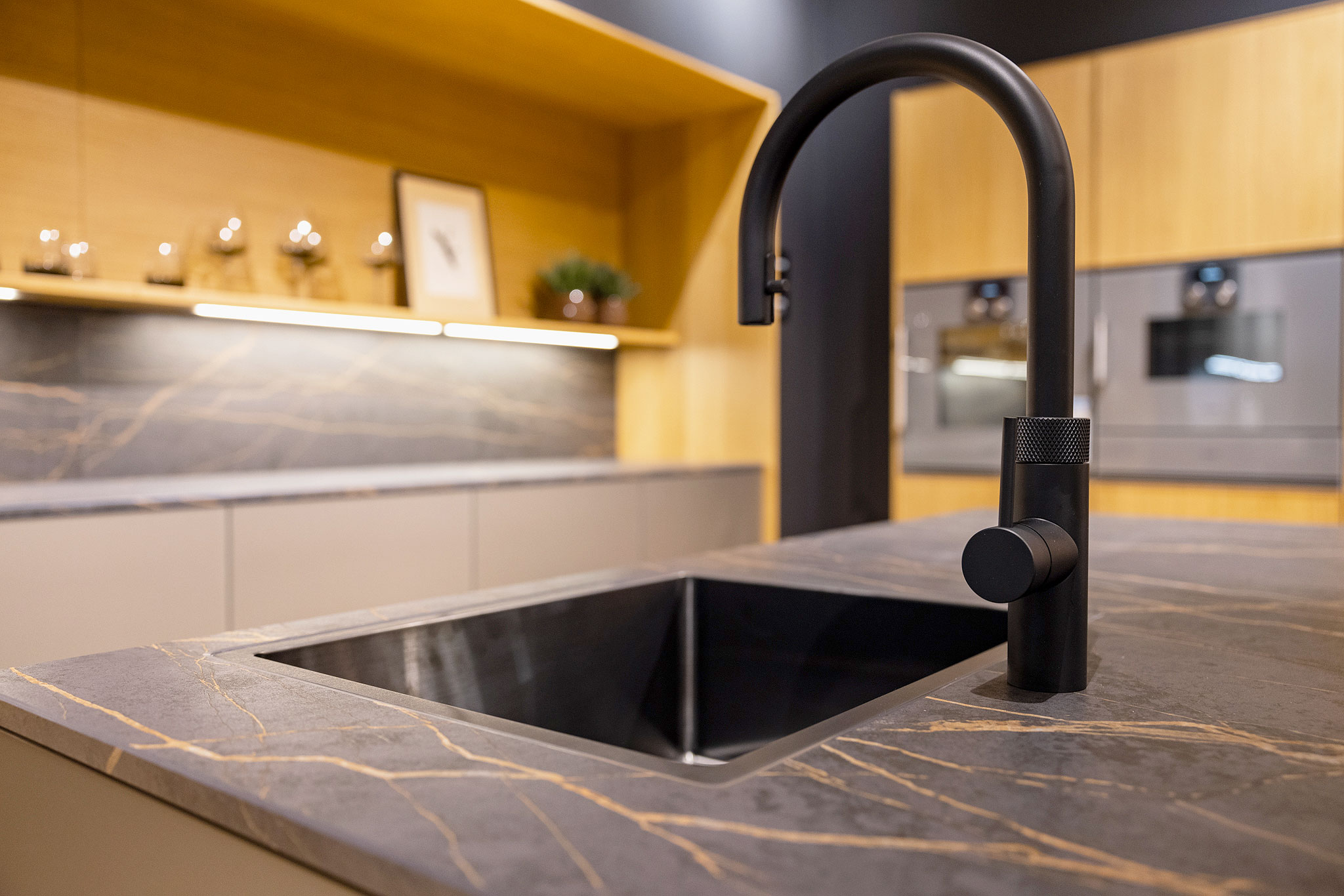 De mat zwarte Quooker kraan heeft u altijd direct kokend water bij de hand.