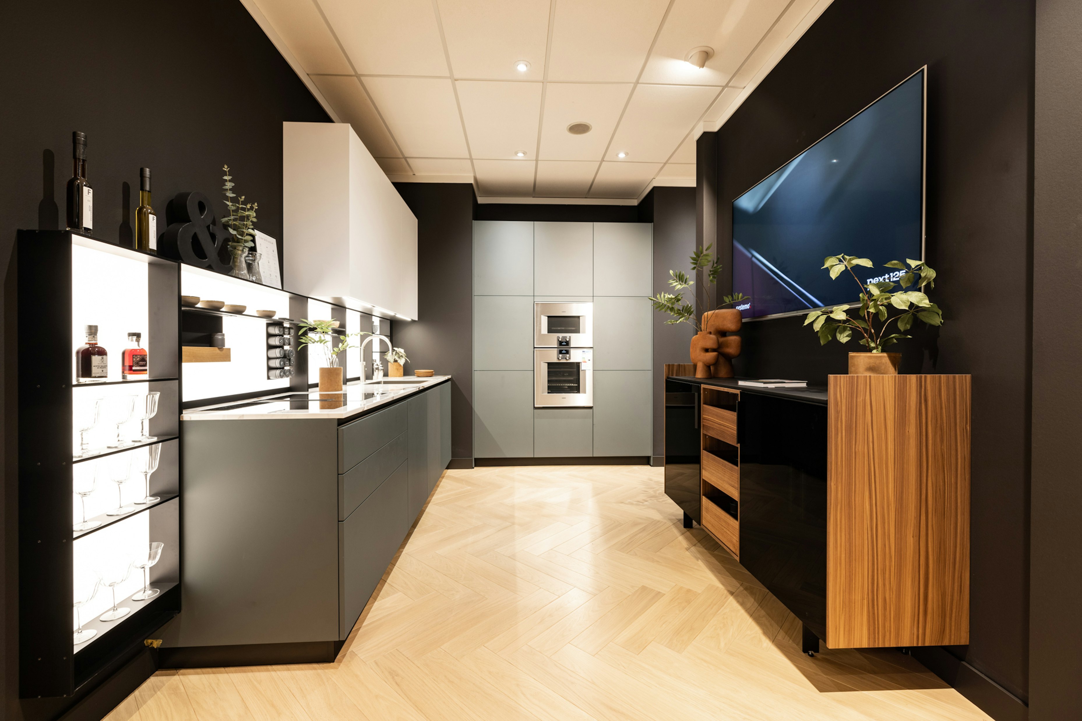 Een optimaal georganiseerde keukenwand met een design buffetkast gecombineerd tot een modern en elegant geheel.