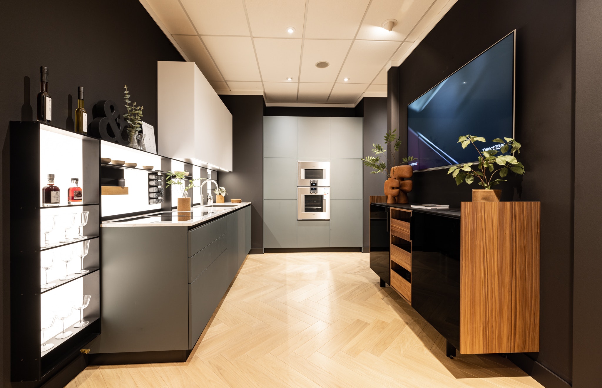 Een optimaal georganiseerde keukenwand met een design buffetkast gecombineerd tot een modern en elegant geheel.