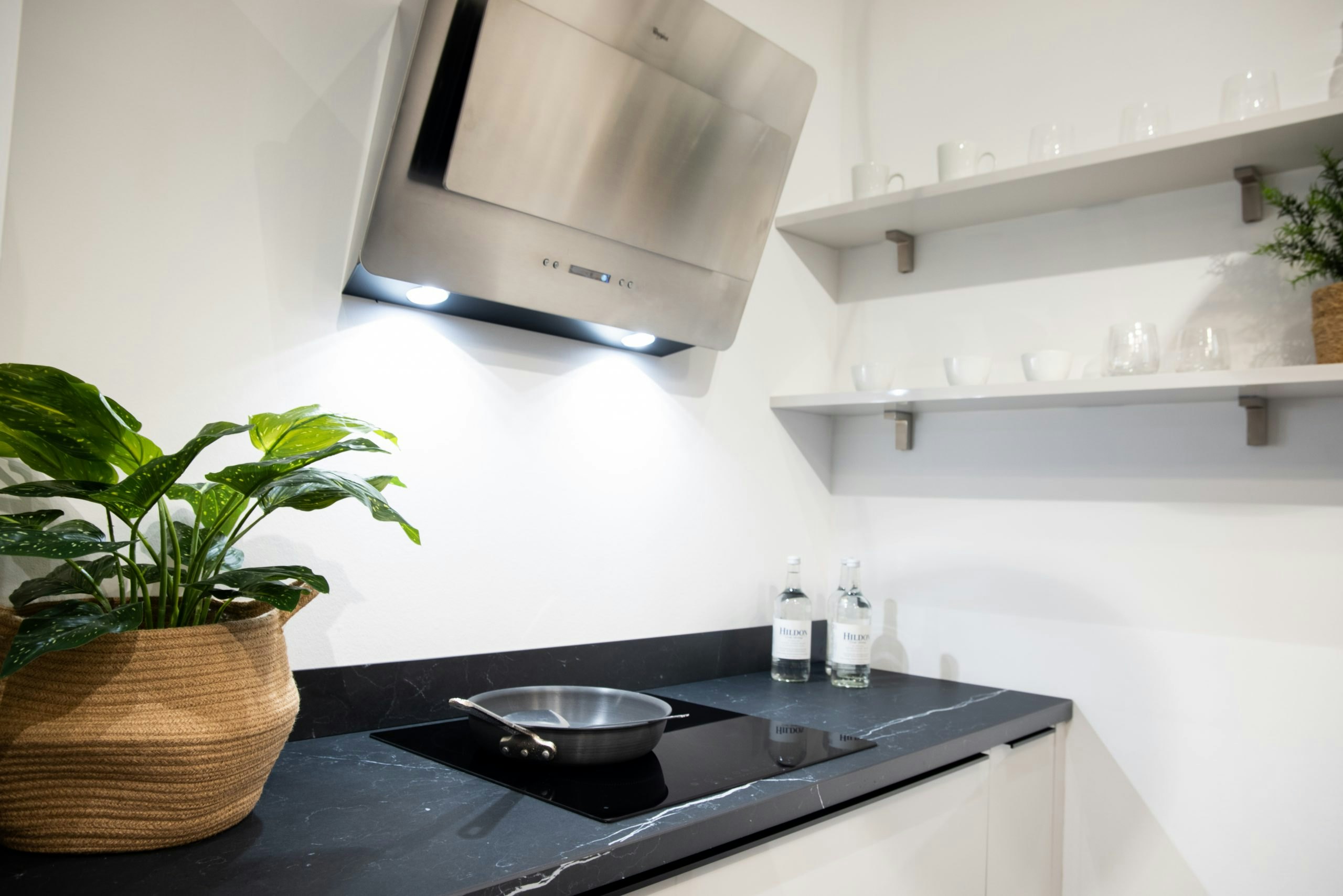 Keuken met keramisch keukenblad en glanzend organisch glas front - Bemmel & Kroon keukens