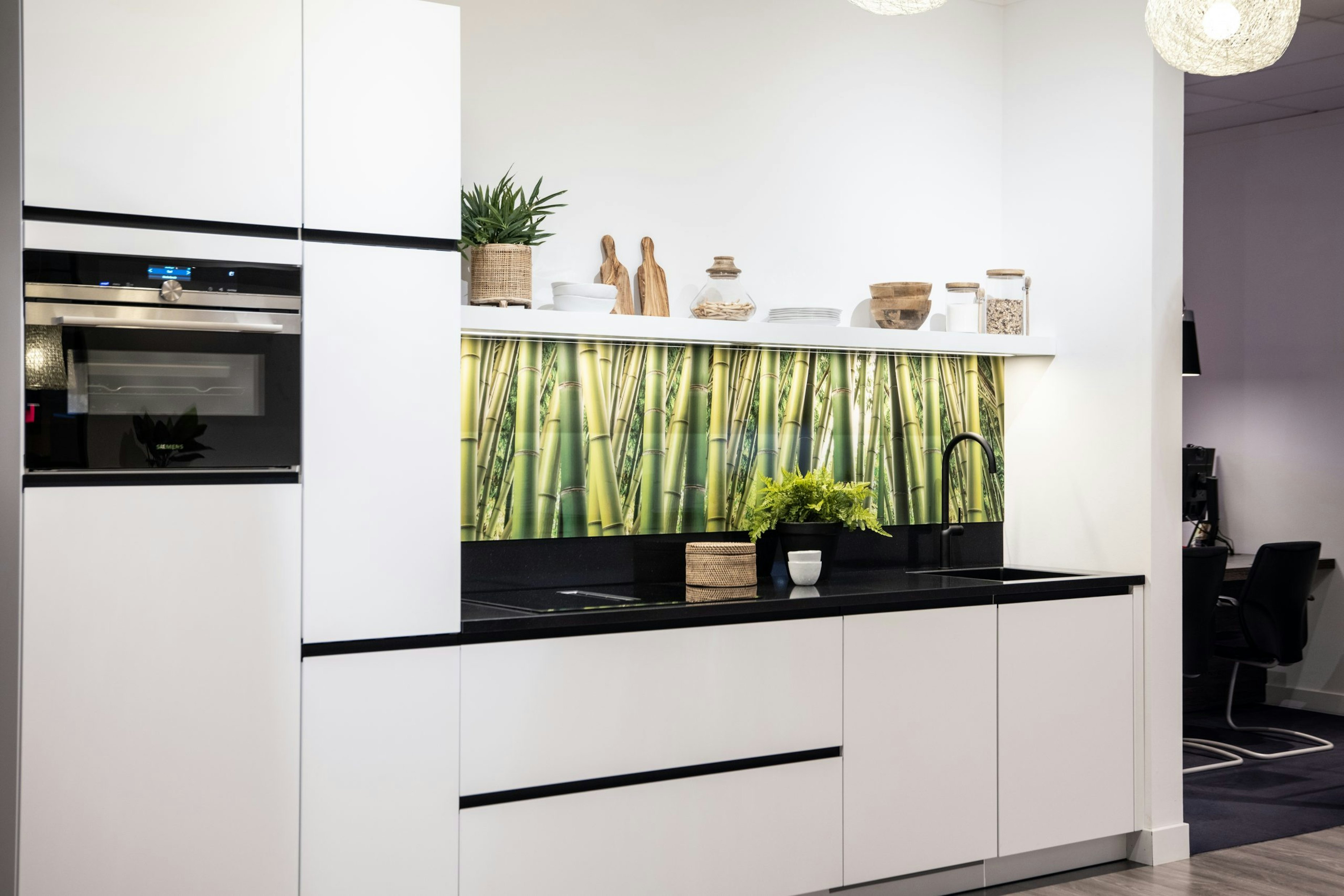 De keuken beschikt over een apparaten set van het merk Siemens - Bemmel & Kroon keukens