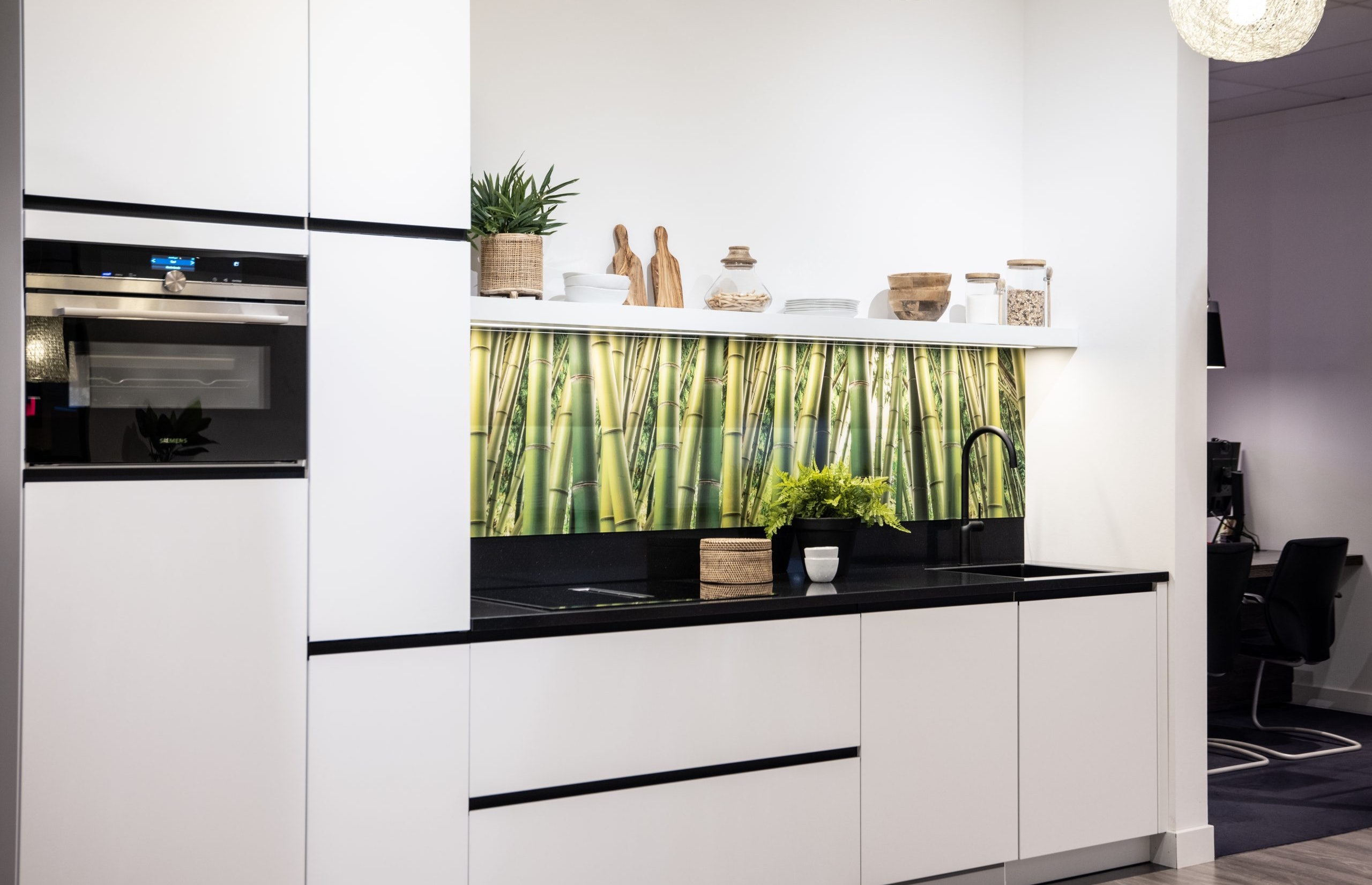 De keuken beschikt over een apparaten set van het merk Siemens - Bemmel & Kroon keukens