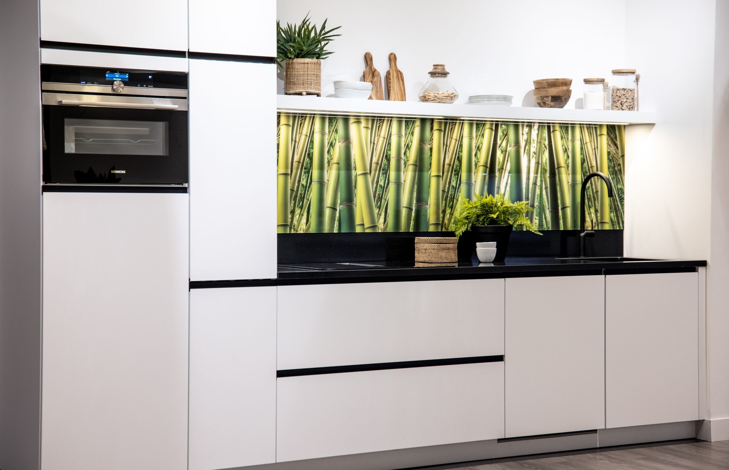 Door de brede laden beschik je in deze compacte keuken over voldoende opbergruimte - Bemmel & Kroon keukens