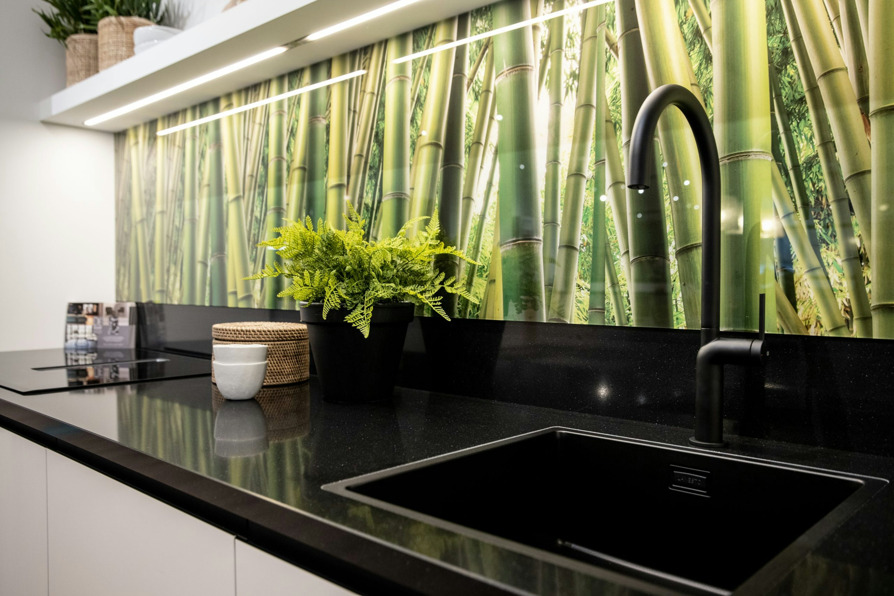 De achterwand van deze keuken heeft een frisse bamboe print. - Bemmel & Kroon keukens