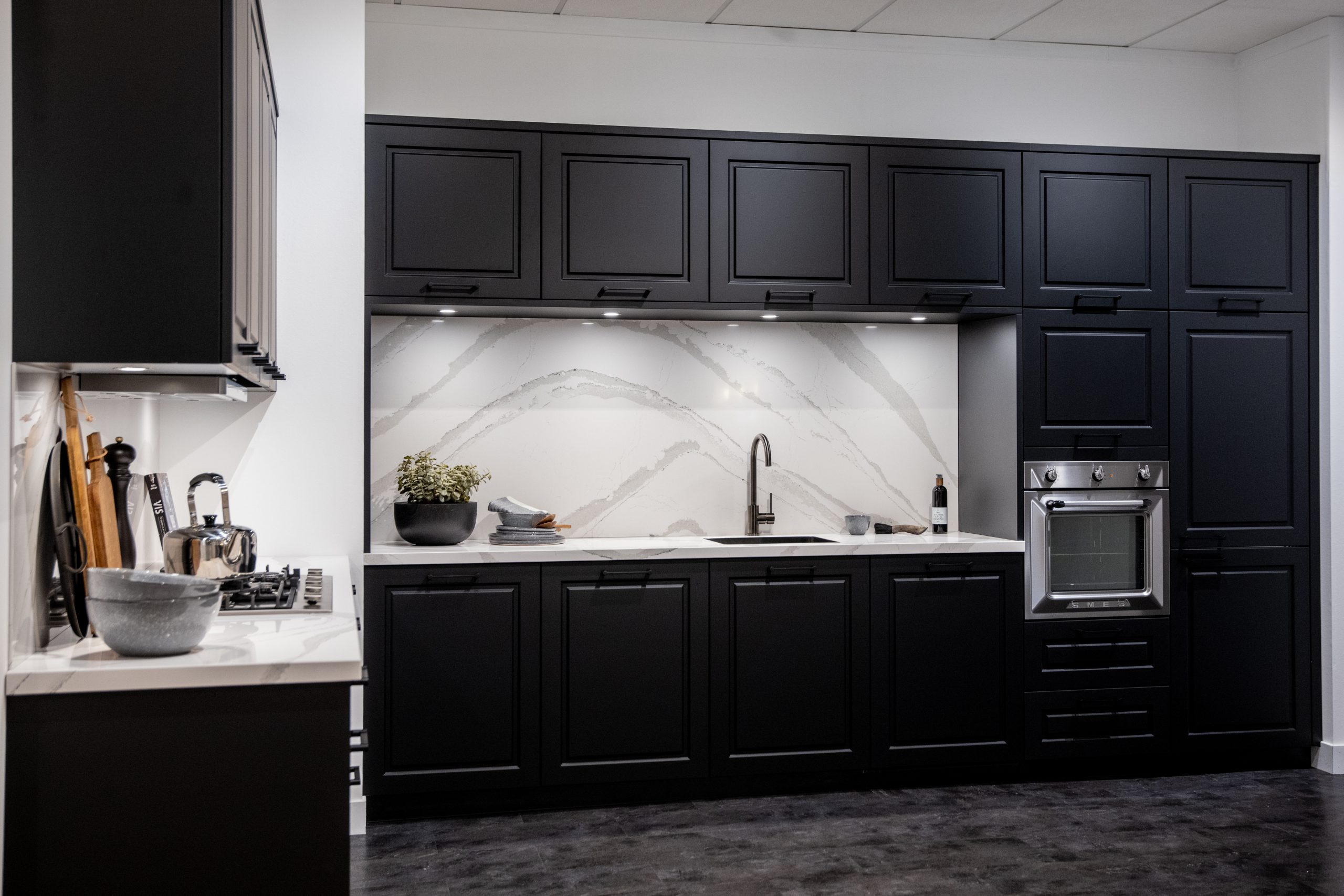 Aan kastruimte komt u in deze landelijke keuken niets tekort - Bemmel & Kroon keukens