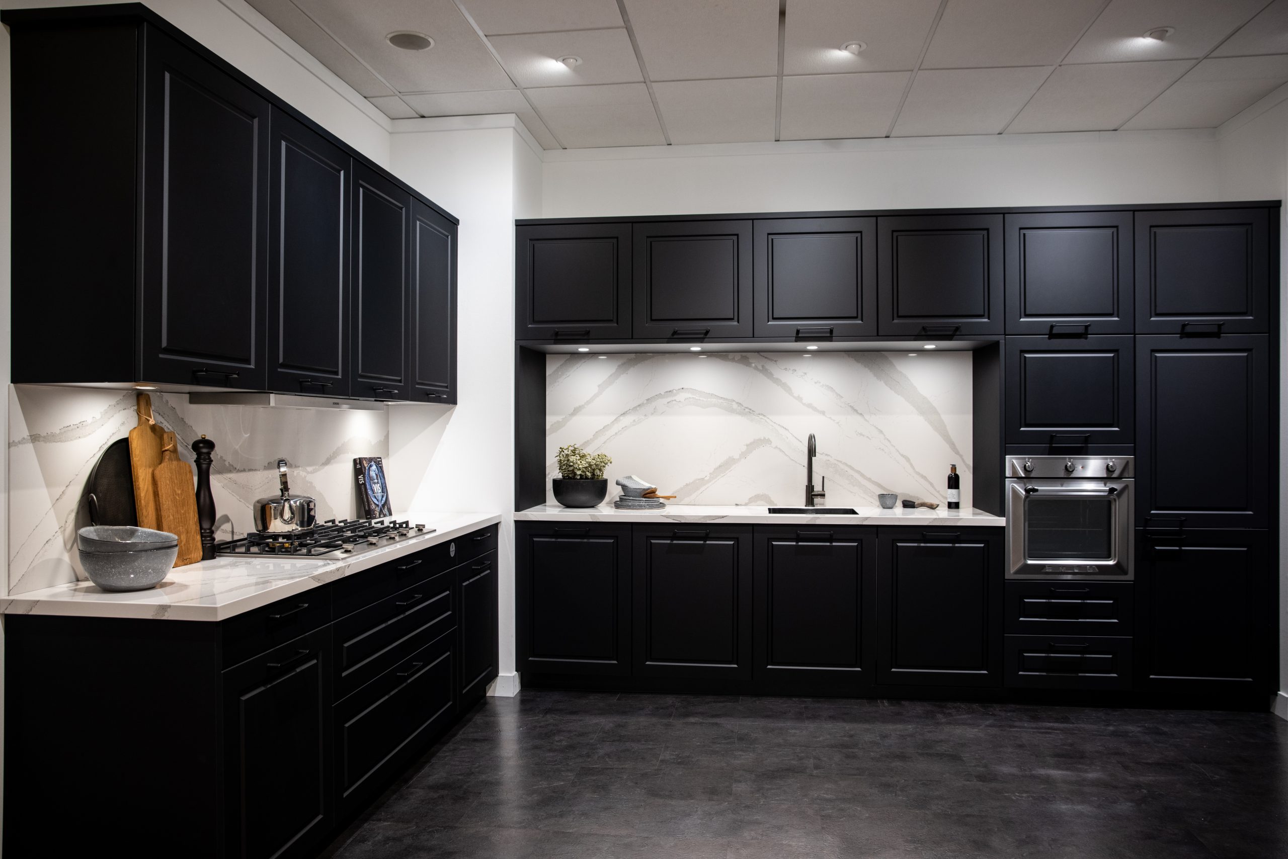 De mat gelakte paneel fronten hebben een eigentijdse uitstraling - Bemmel & Kroon keukens