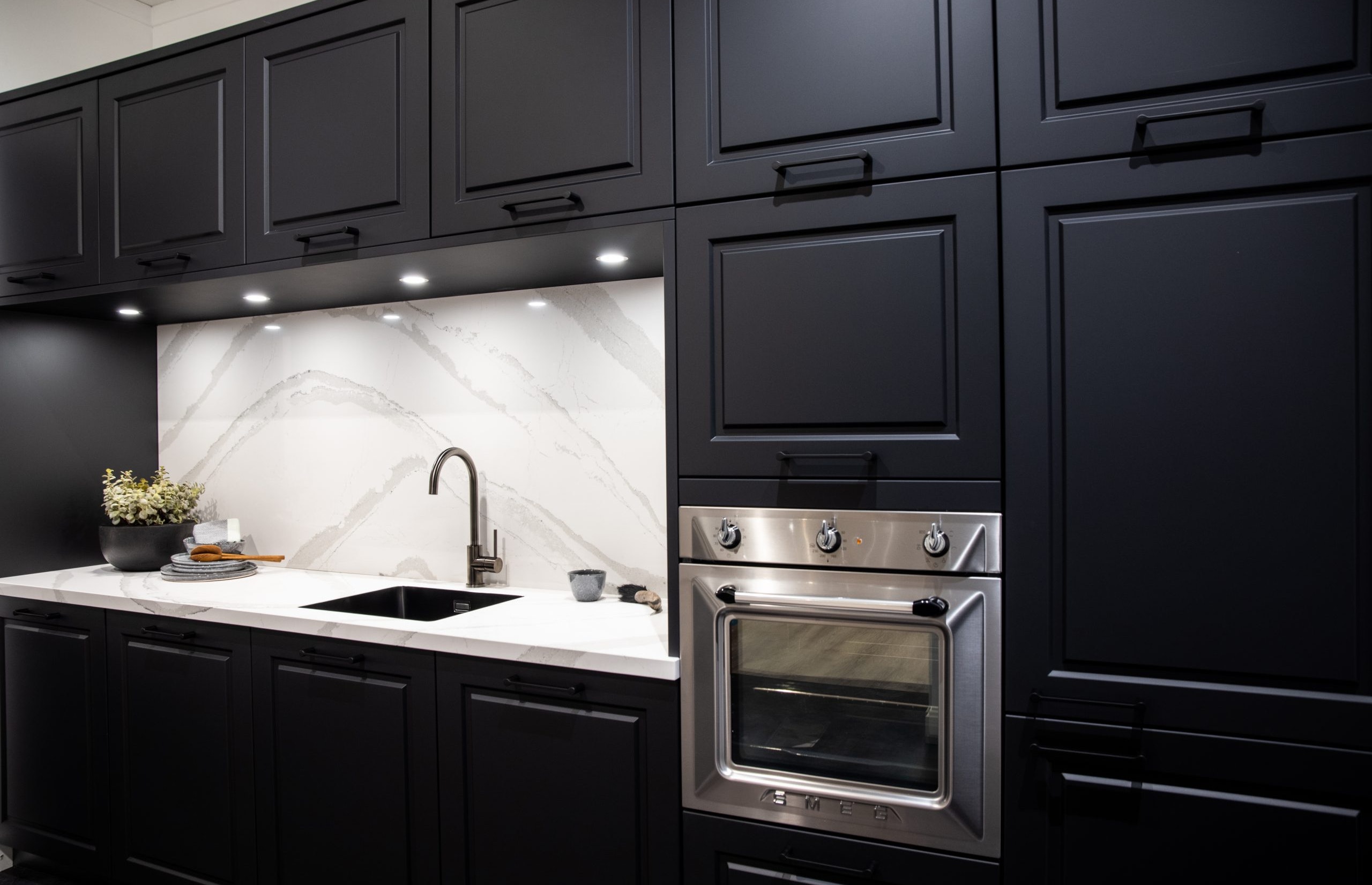De SMEG oven sluit perfect aan bij de landhuisstijl van deze hoekkeuken - Bemmel & Kroon keukens