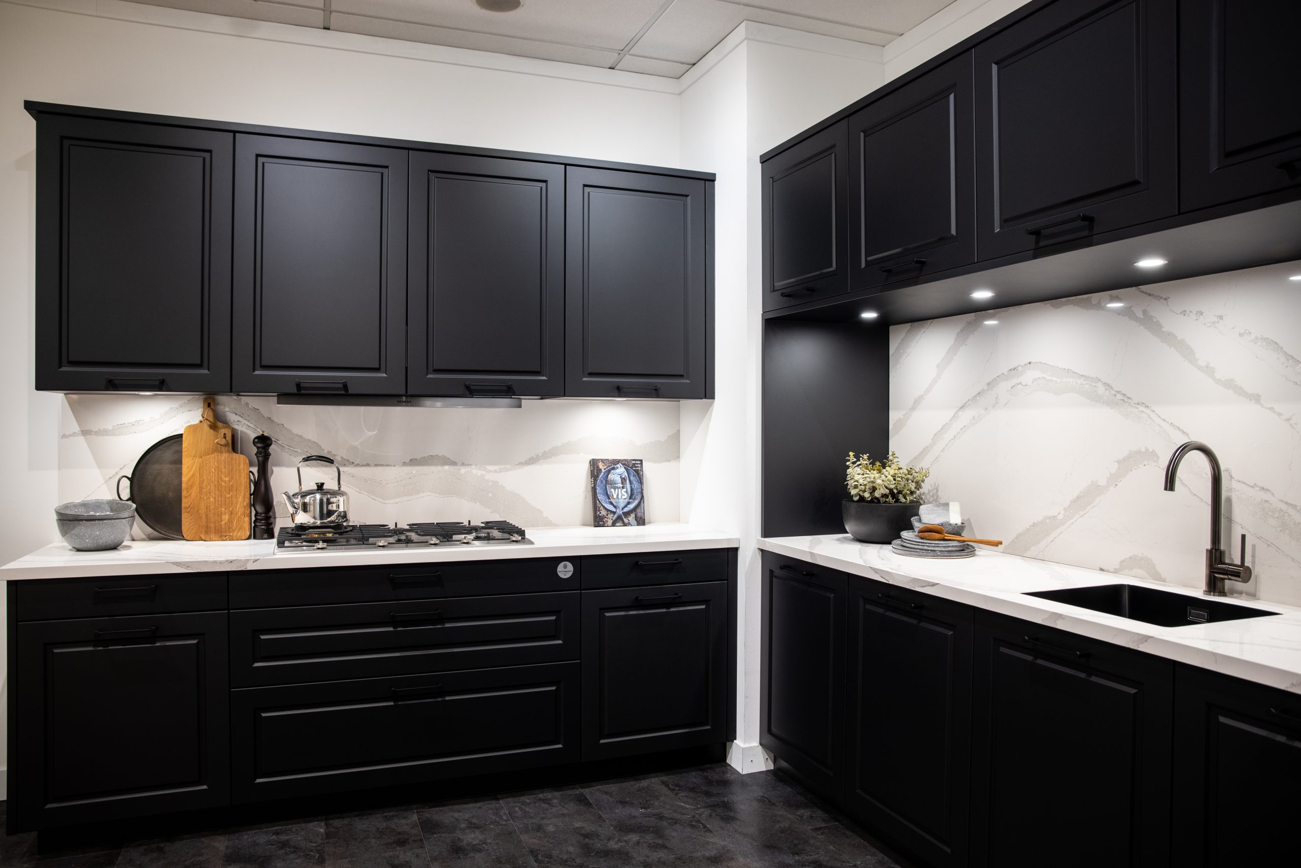 De zeer brede laden onder de gaskookplaat geven deze keuken een zeer luxe uitstraling - Bemmel & Kroon keukens