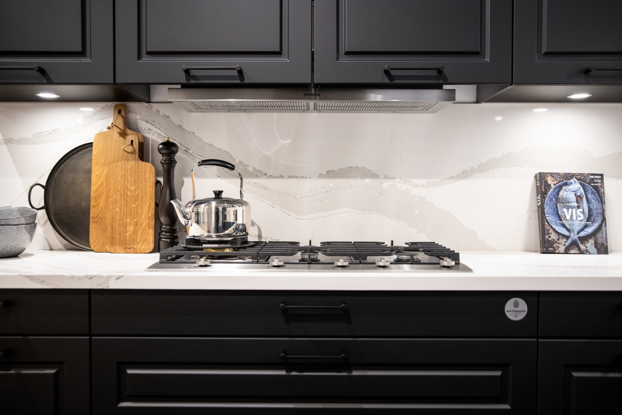 De gaskookplaat met gietijzeren pannendrager - Bemmel & Kroon keukens