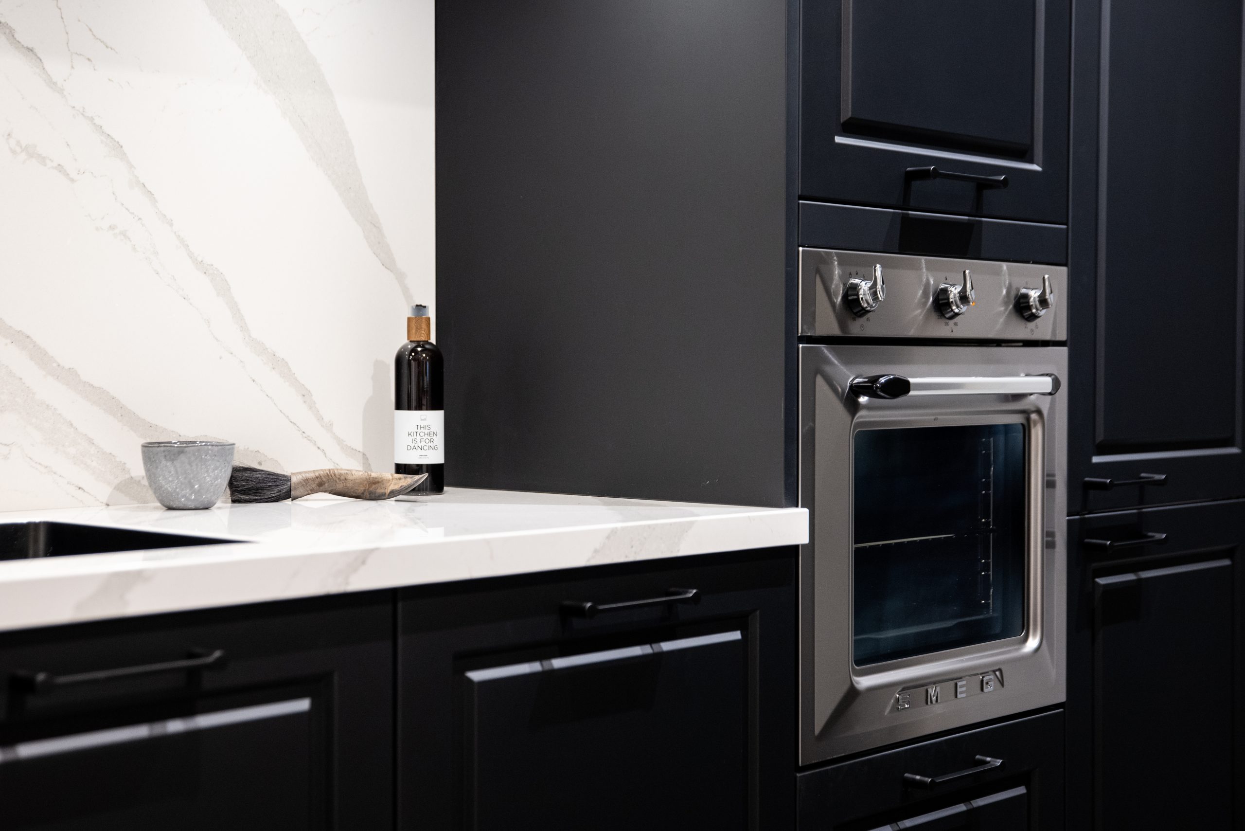 De inbouw oven van Smeg past goed binnen deze landelijke keuken - Bemmel & Kroon keukens