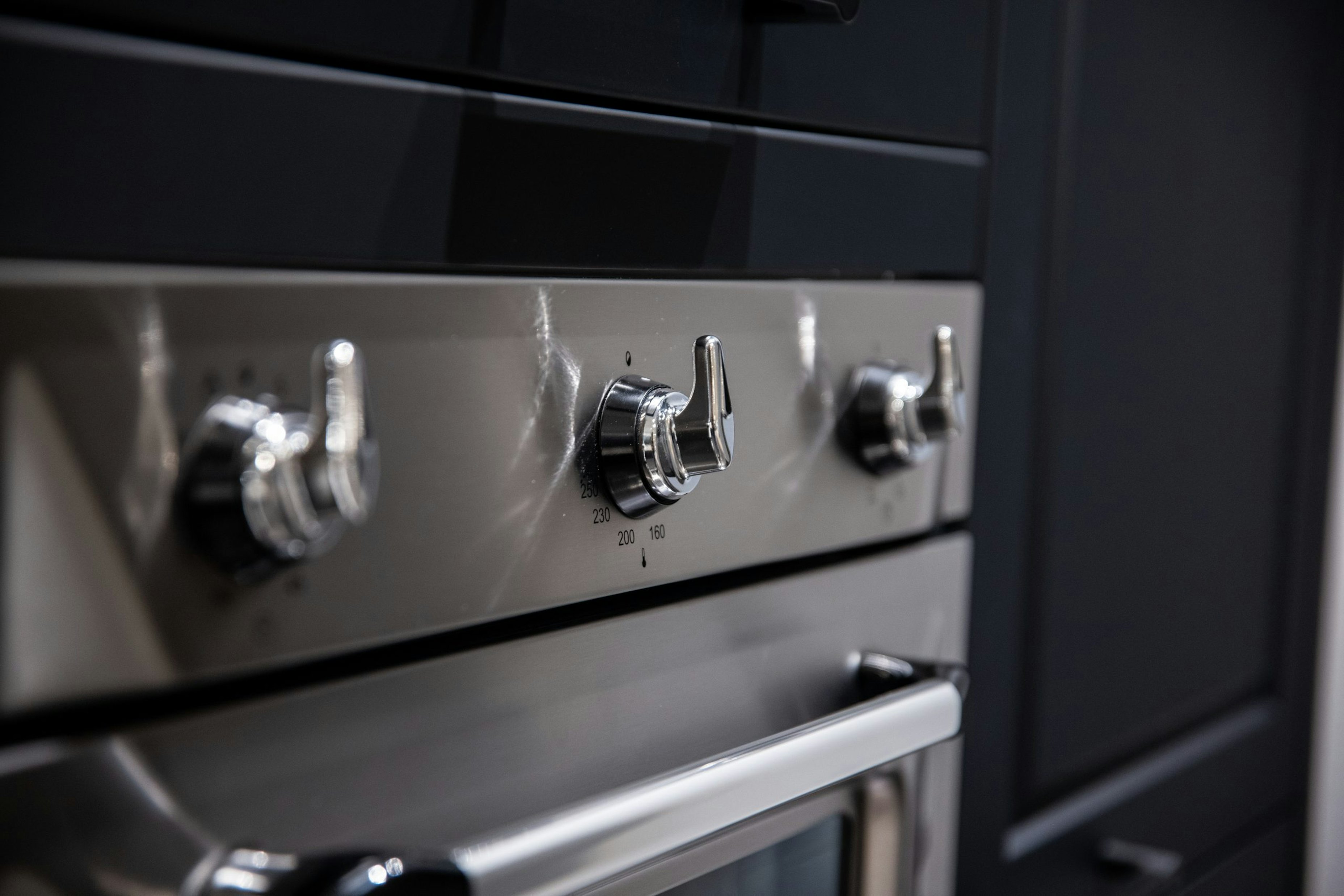 Bedieningsknoppen inbouw oven met retro uitstraling - Bemmel & Kroon keukens
