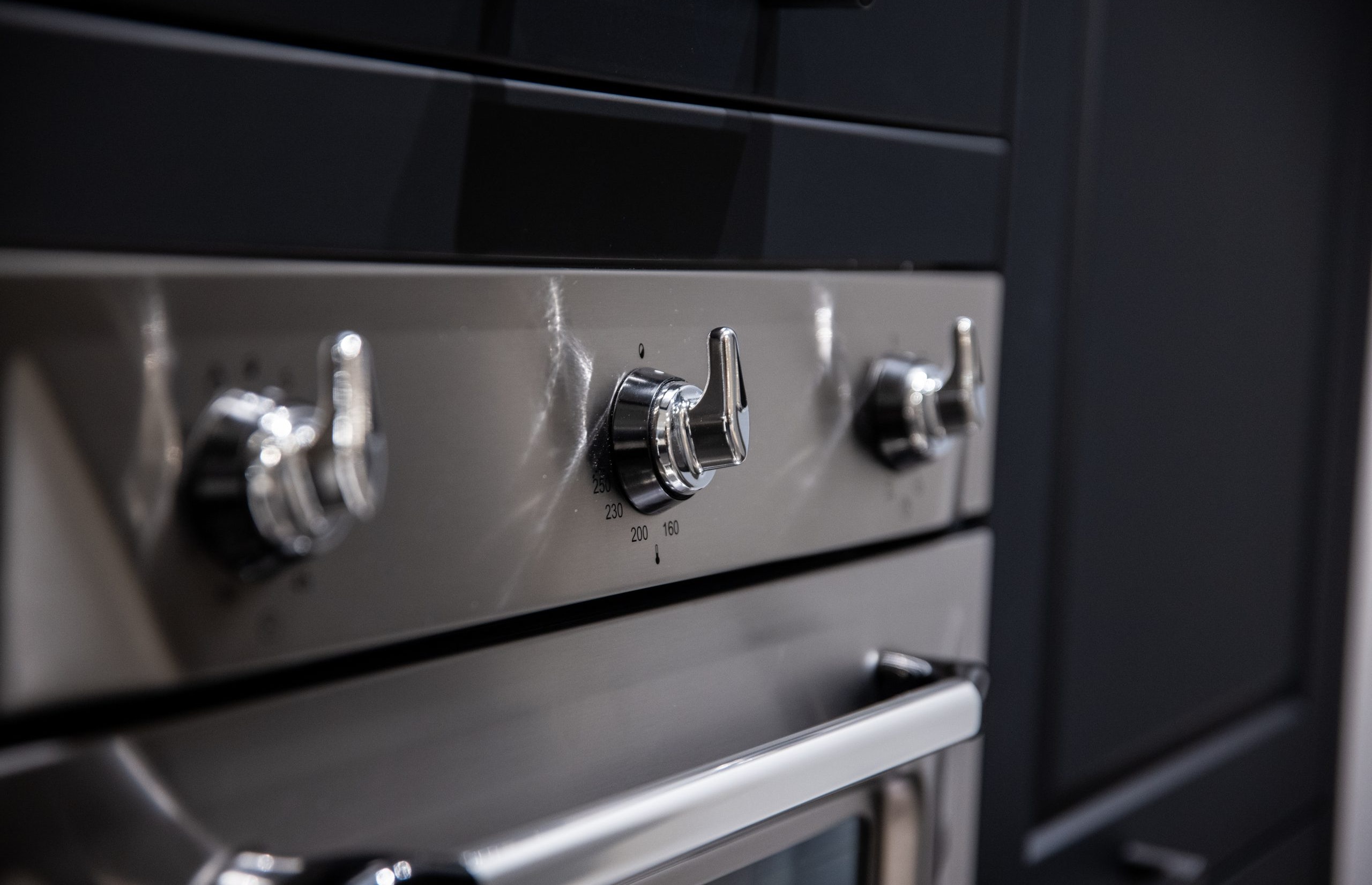 Bedieningsknoppen inbouw oven met retro uitstraling - Bemmel & Kroon keukens