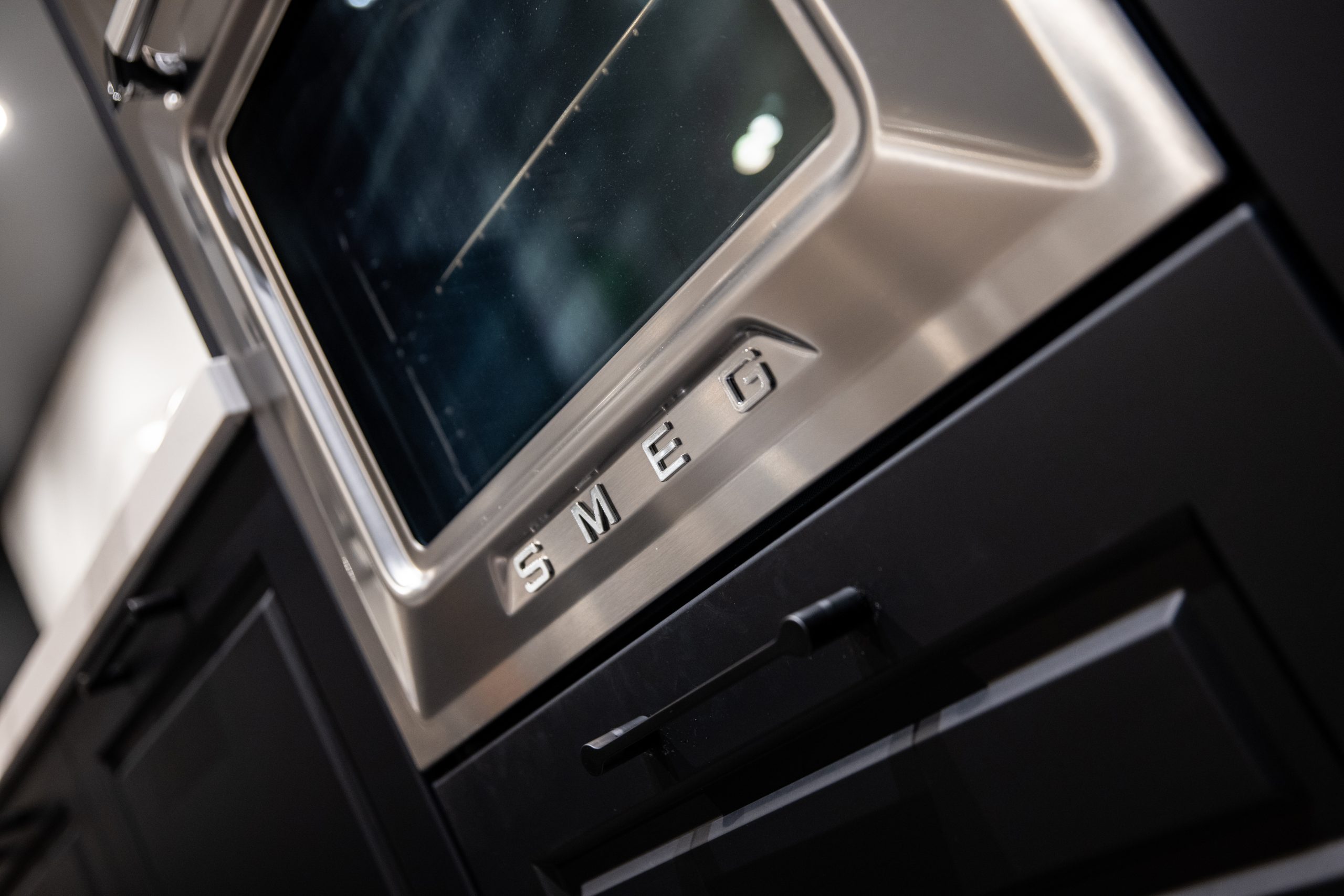 Met deze oven bereidt u heerlijke gerechten in uw keuken - Bemmel & Kroon keukens