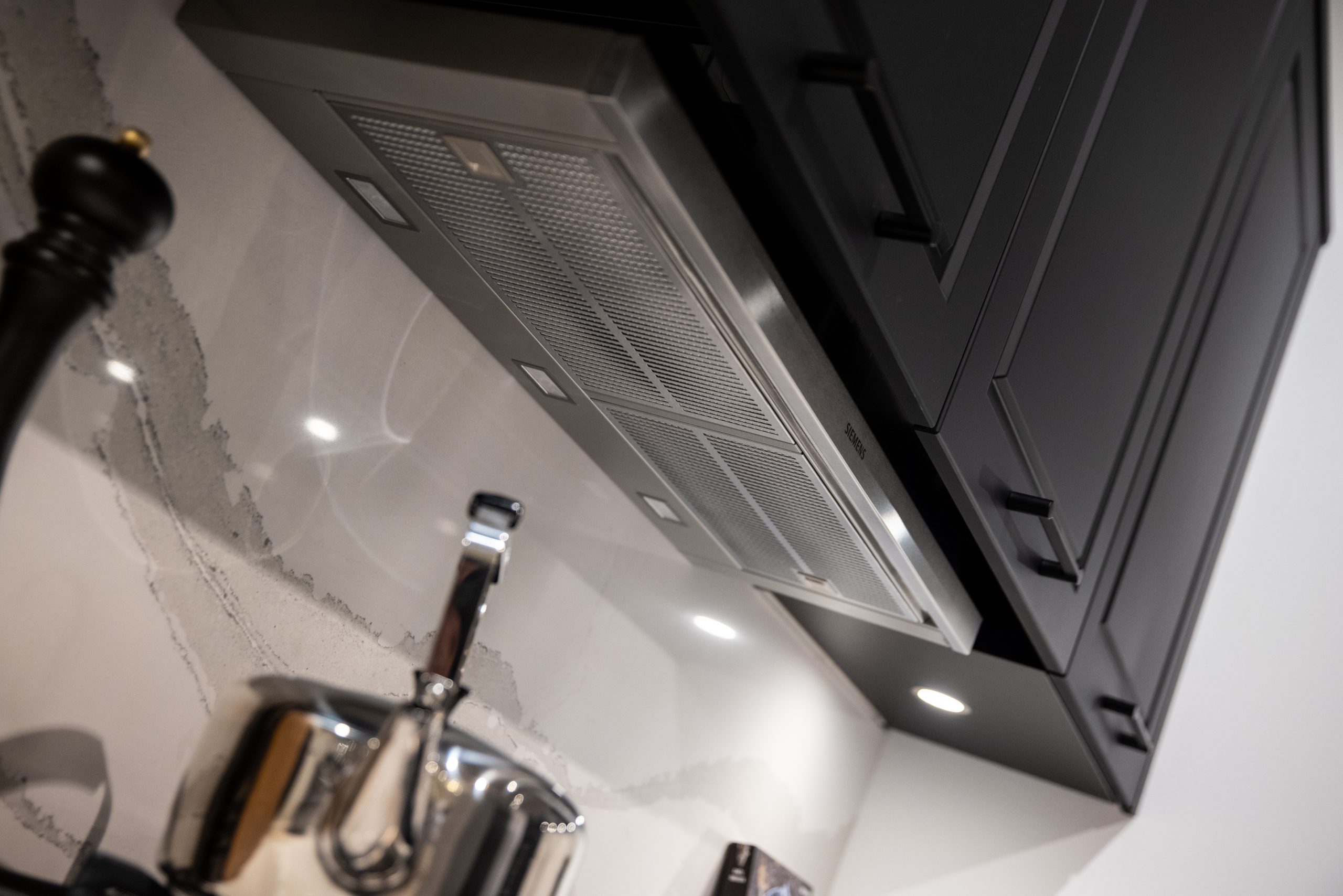 Siemens onderbouw afzuigkap onder kleukenkastje- Bemmel & Kroon keukens