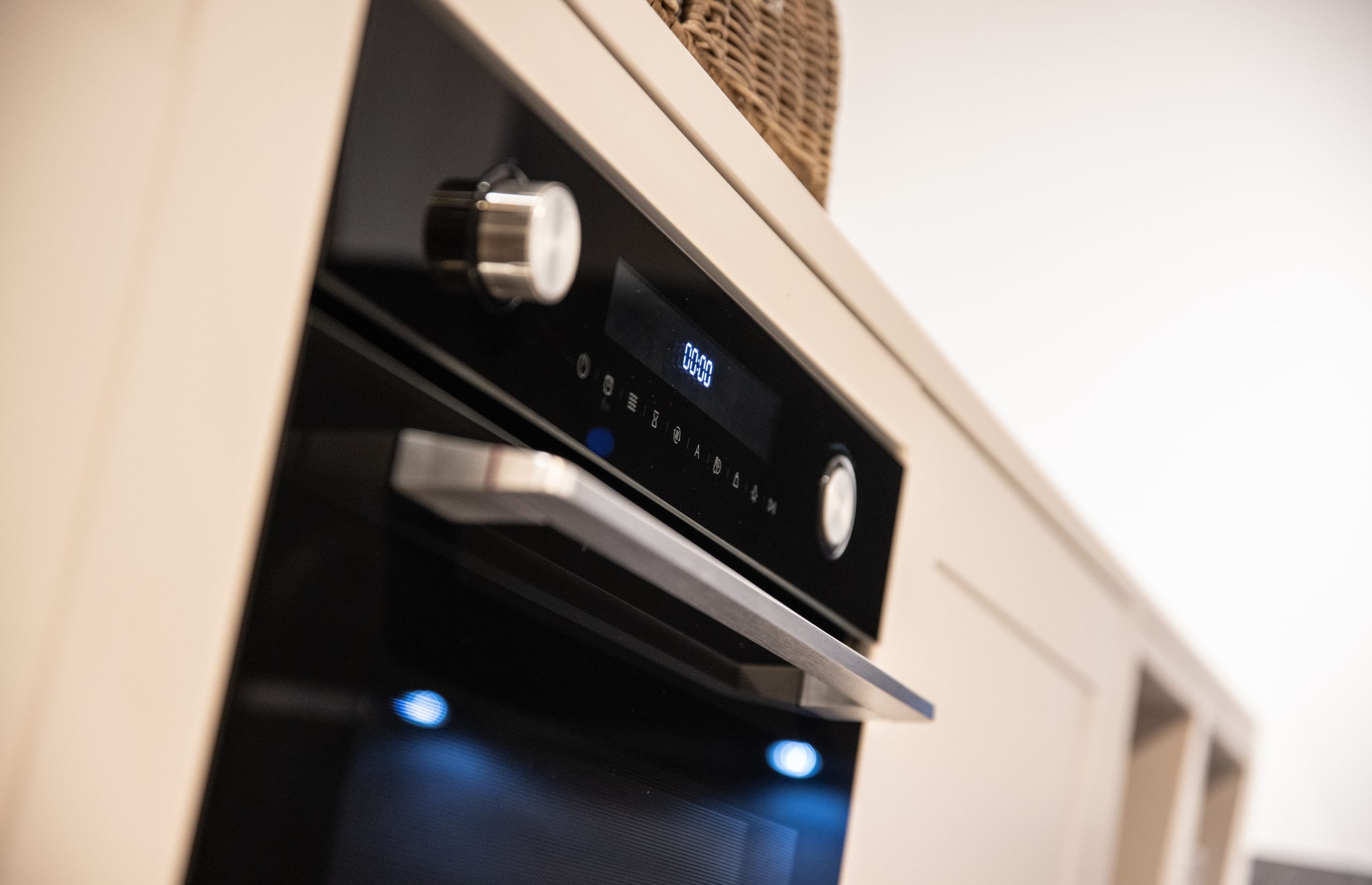 Deze inbouw oven beschikt over een zeer intuïtieve bediening - Bemmel & Kroon keukens