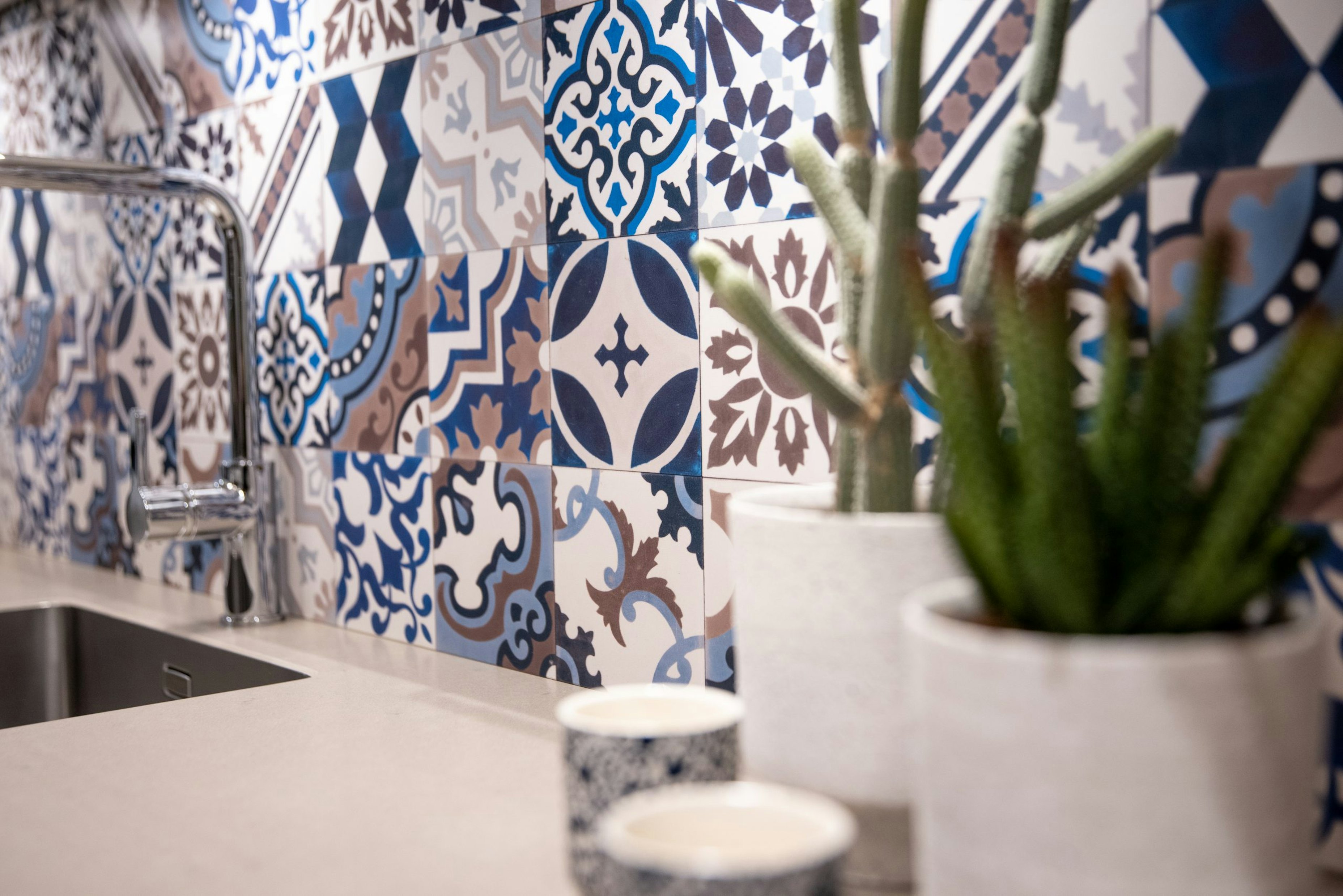 Met deze Marokkaanse tegels op de achterwand volgt u de laatste keukentrend - Bemmel & Kroon keukens