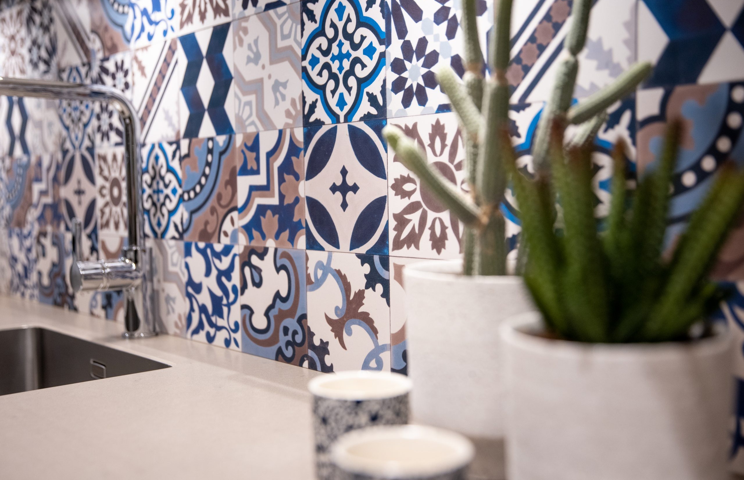 Met deze Marokkaanse tegels op de achterwand volgt u de laatste keukentrend - Bemmel & Kroon keukens