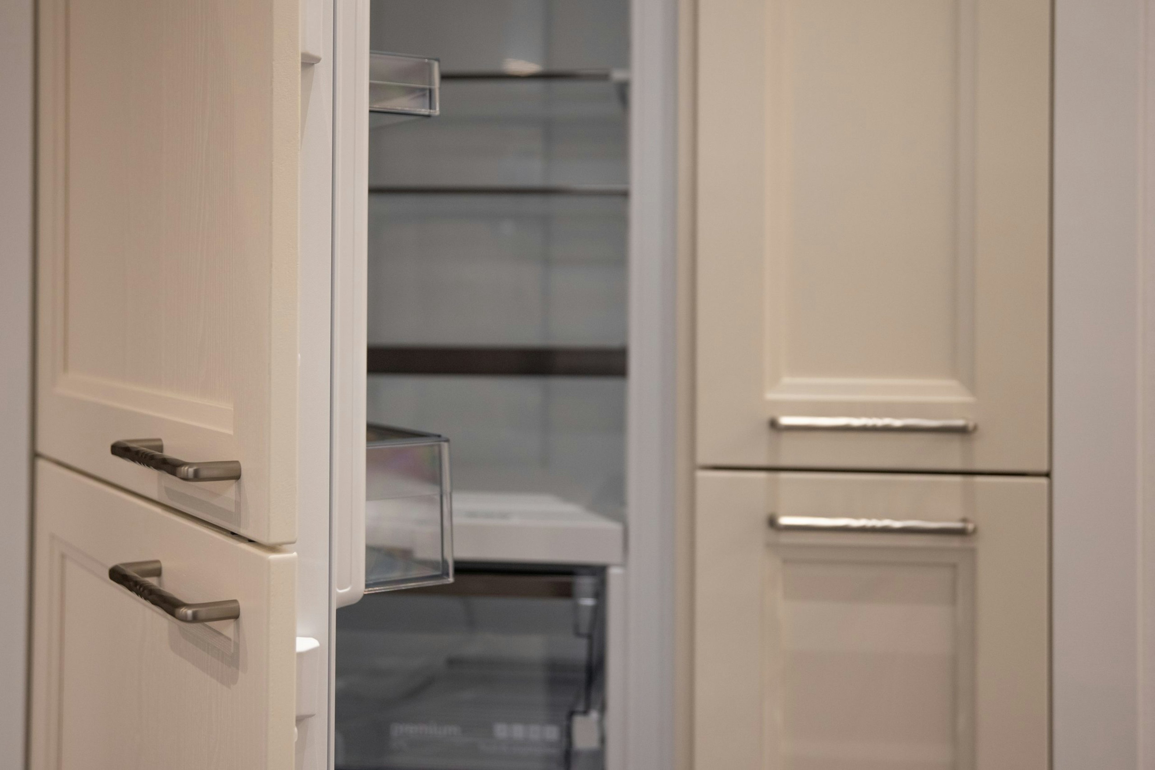 De inbouw koelkast zit verscholen achter Landelijke keukenfronten - Bemmel & Kroon keukens