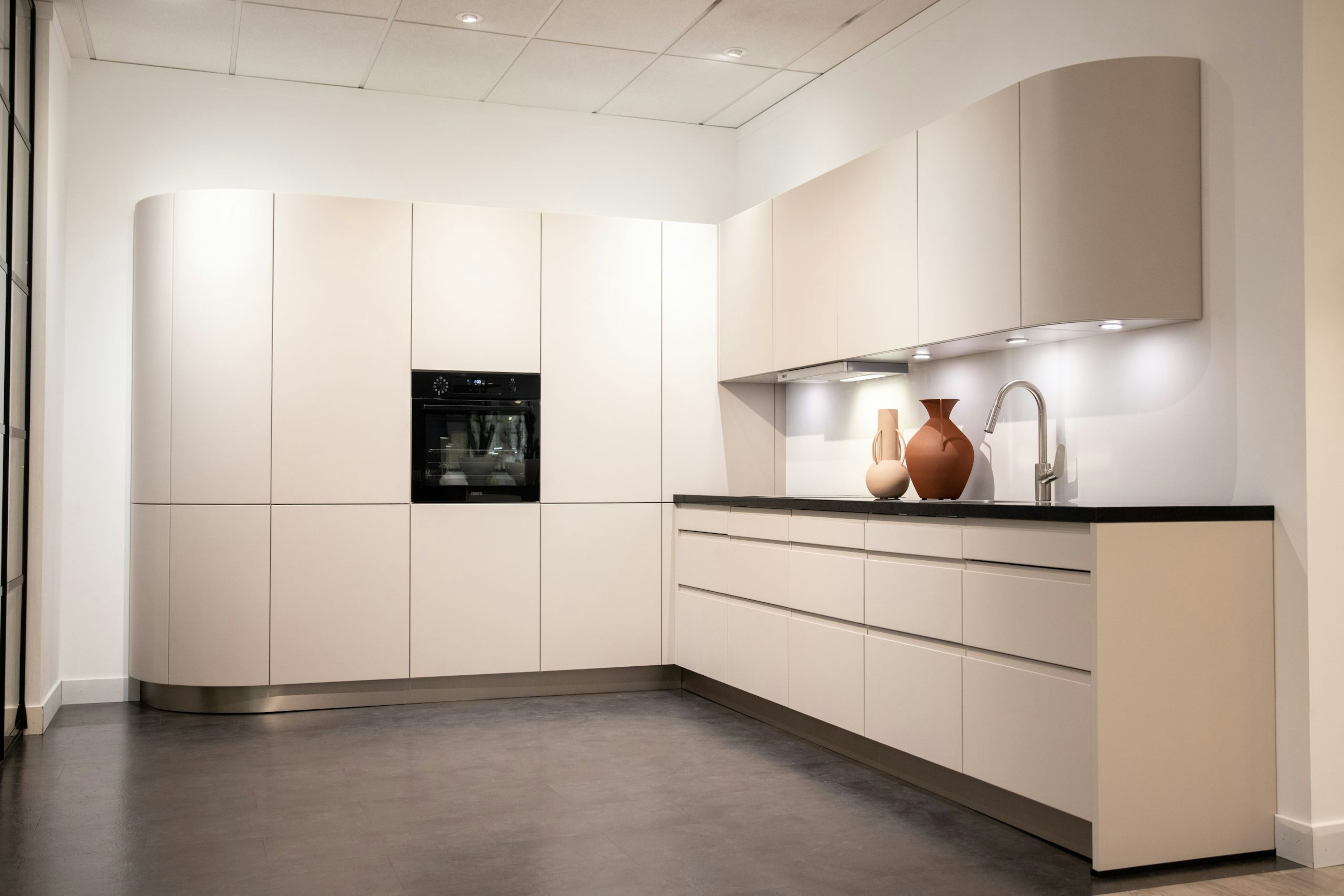 Design hoekkeuken met afgeronde uiteinden - Bemmel & Kroon keukens