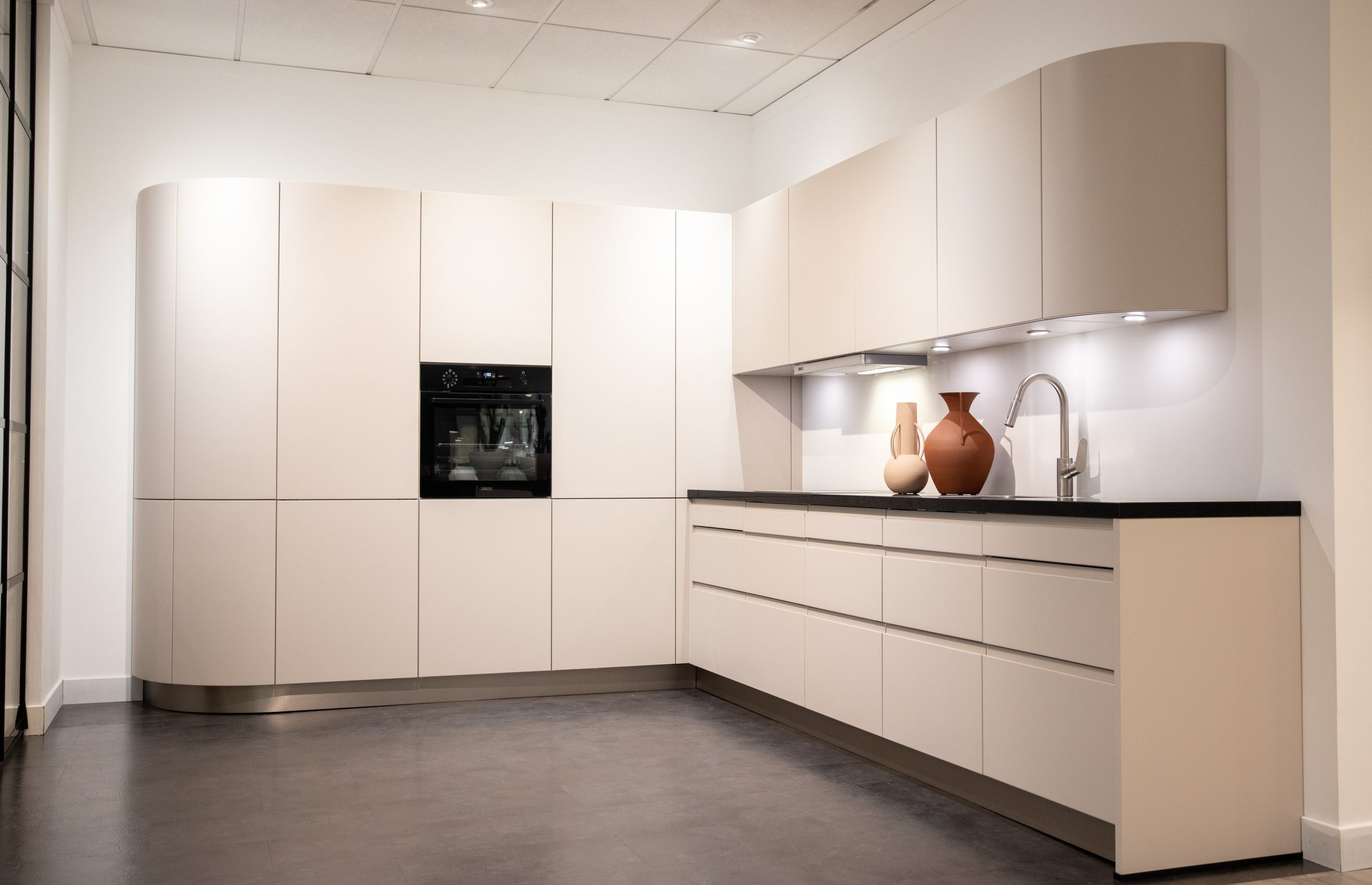 Design hoekkeuken met afgeronde uiteinden - Bemmel & Kroon keukens