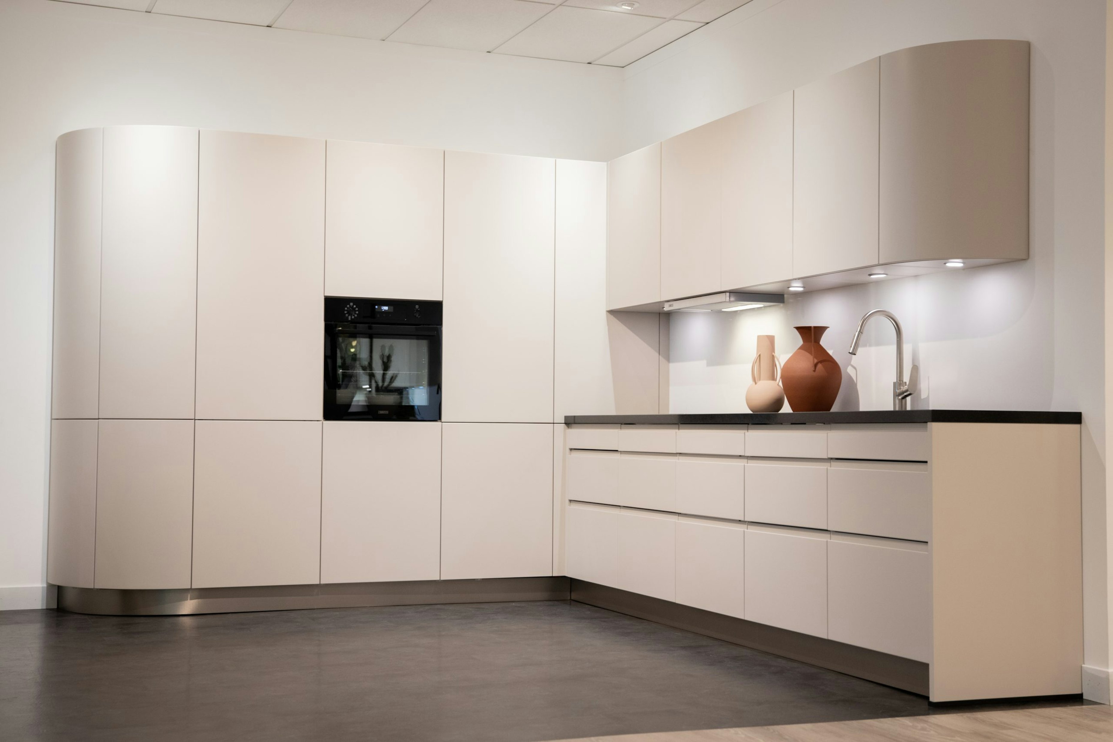 Deze minimalistische keuken straalt één en al rust uit - Bemmel & Kroon keukens